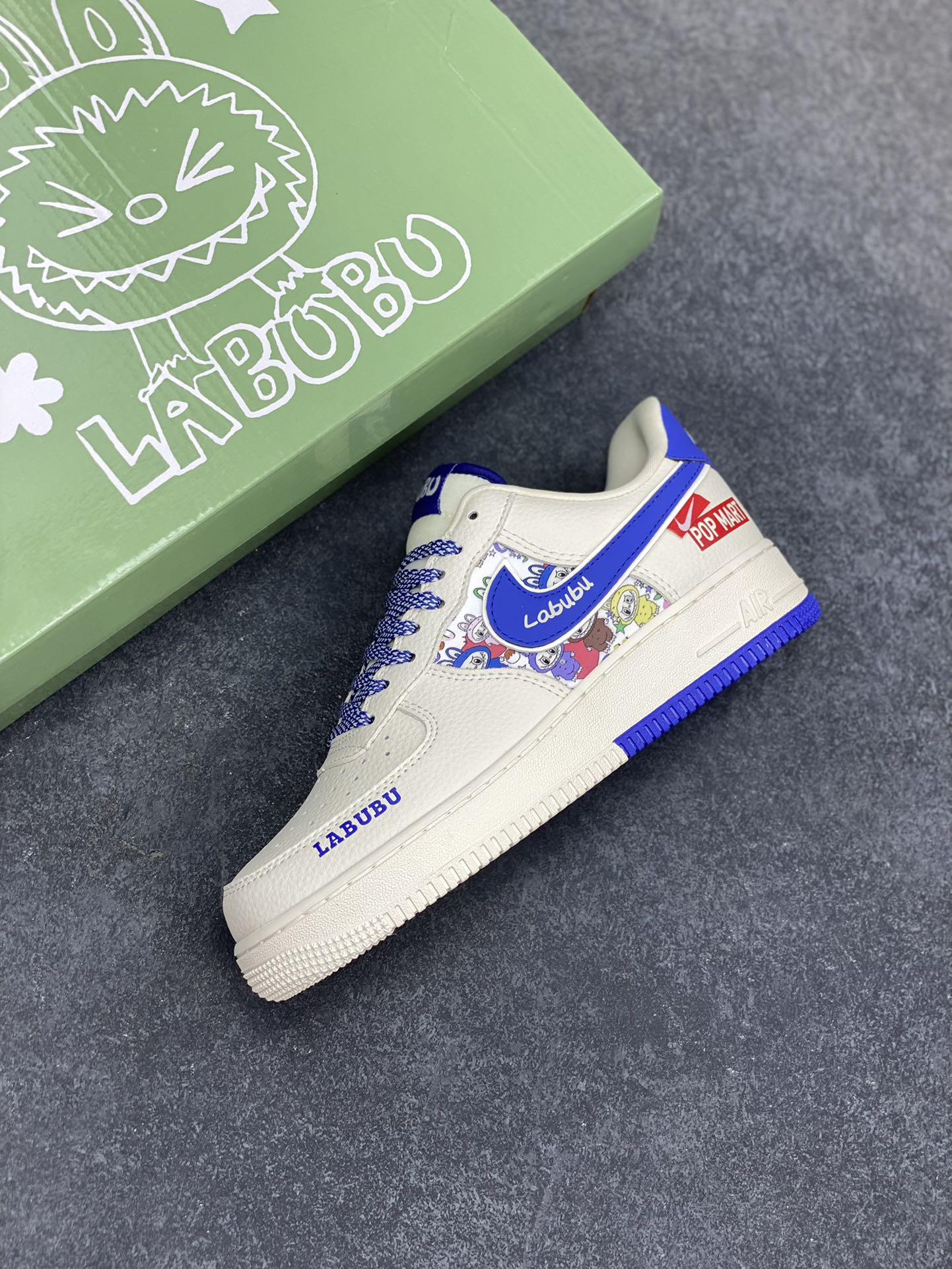 图片[7]-Nike Air Force 1 \’07 Low “Labubu拉布布联名”空军一号 低帮 运动鞋 休闲鞋 折边针车 工艺难度大 原楦头原纸板 原装鞋盒 定制五金配件 内置全掌气垫 原厂鞋底 货号：KJ1688-011 尺码：36 36.5 37.5 38 38.5 39 40 40.5 41 42 42.5 43 44 44.5 45-选品中心