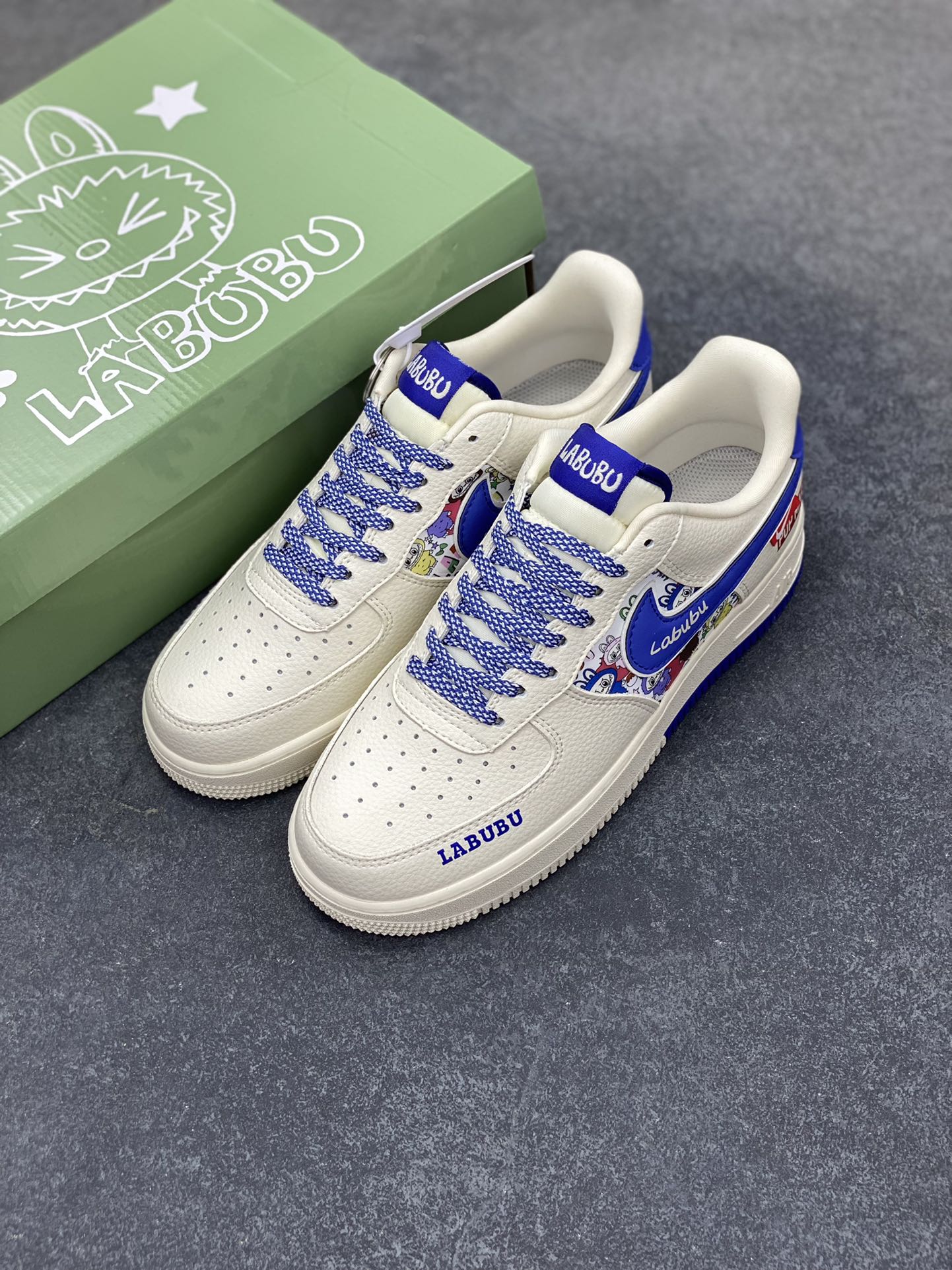 图片[8]-Nike Air Force 1 \’07 Low “Labubu拉布布联名”空军一号 低帮 运动鞋 休闲鞋 折边针车 工艺难度大 原楦头原纸板 原装鞋盒 定制五金配件 内置全掌气垫 原厂鞋底 货号：KJ1688-011 尺码：36 36.5 37.5 38 38.5 39 40 40.5 41 42 42.5 43 44 44.5 45-选品中心