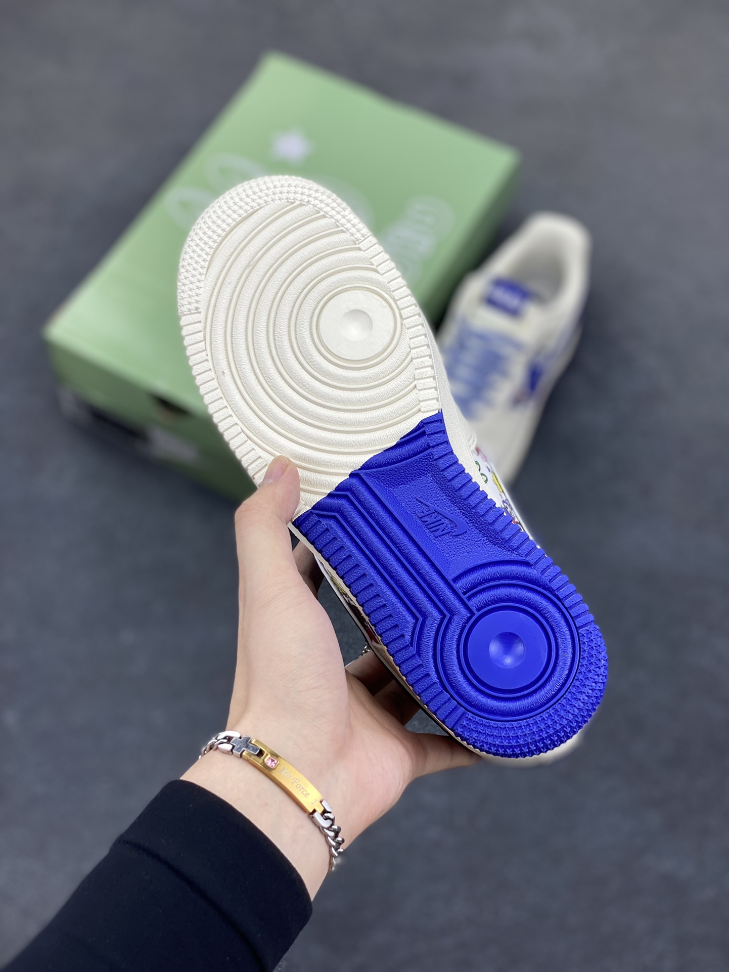 图片[5]-Nike Air Force 1 \’07 Low “Labubu拉布布联名”空军一号 低帮 运动鞋 休闲鞋 折边针车 工艺难度大 原楦头原纸板 原装鞋盒 定制五金配件 内置全掌气垫 原厂鞋底 货号：KJ1688-011 尺码：36 36.5 37.5 38 38.5 39 40 40.5 41 42 42.5 43 44 44.5 45-选品中心