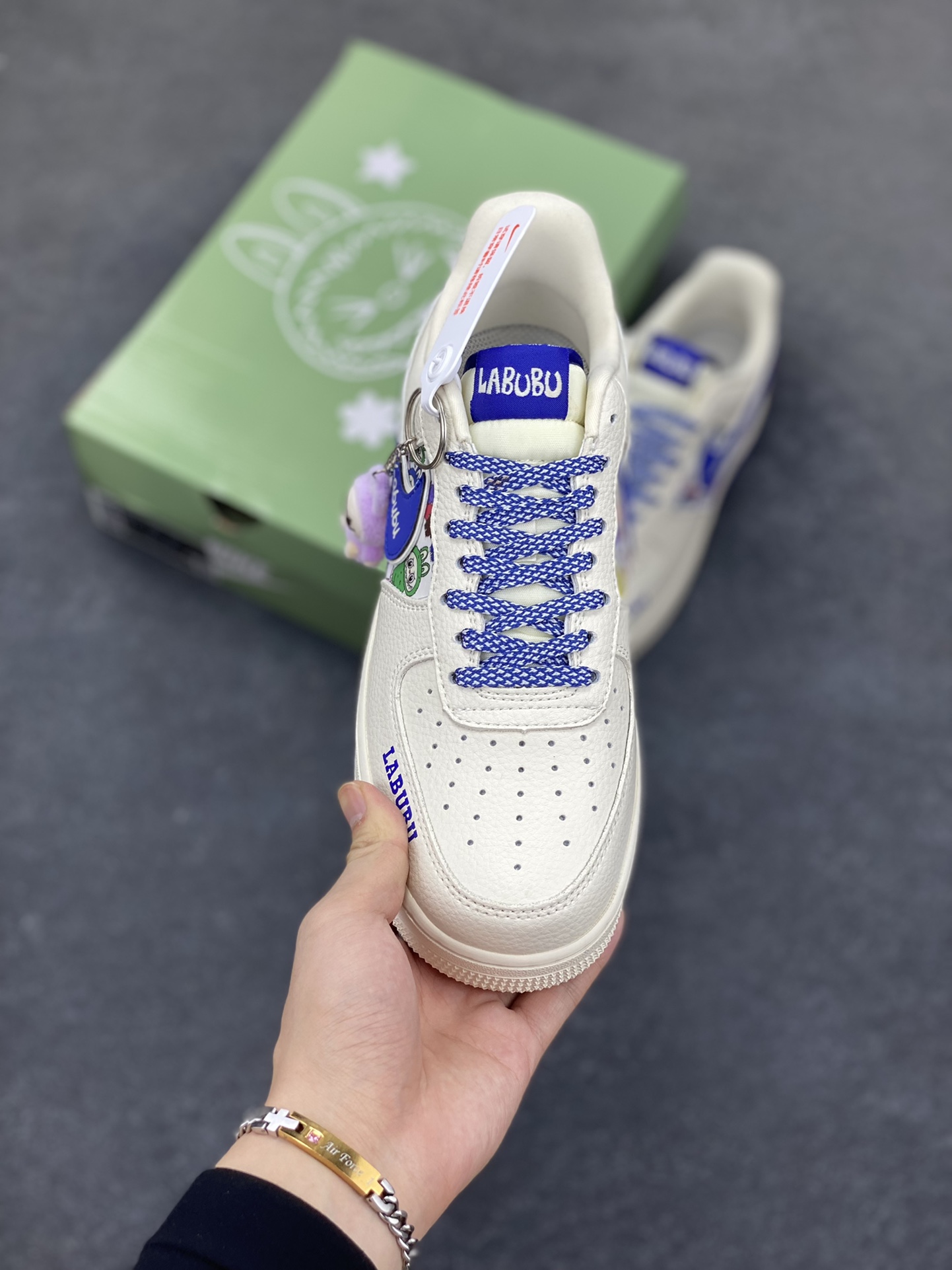 图片[2]-Nike Air Force 1 \’07 Low “Labubu拉布布联名”空军一号 低帮 运动鞋 休闲鞋 折边针车 工艺难度大 原楦头原纸板 原装鞋盒 定制五金配件 内置全掌气垫 原厂鞋底 货号：KJ1688-011 尺码：36 36.5 37.5 38 38.5 39 40 40.5 41 42 42.5 43 44 44.5 45-选品中心