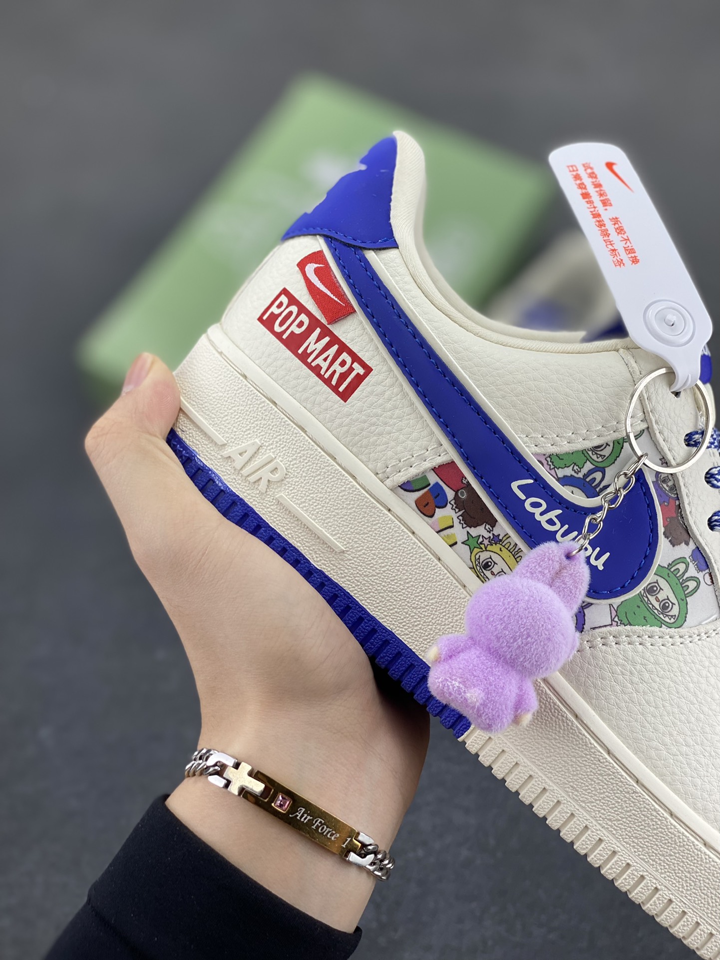 图片[6]-Nike Air Force 1 \’07 Low “Labubu拉布布联名”空军一号 低帮 运动鞋 休闲鞋 折边针车 工艺难度大 原楦头原纸板 原装鞋盒 定制五金配件 内置全掌气垫 原厂鞋底 货号：KJ1688-011 尺码：36 36.5 37.5 38 38.5 39 40 40.5 41 42 42.5 43 44 44.5 45-选品中心