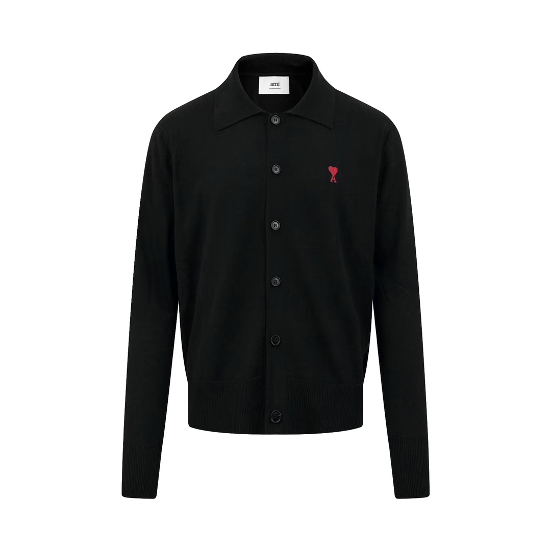 NO:459010,.Ami Paris Love embroidery knitted cardigan, fixed-wool, soft and fine, comfortable skin, with deep black as the main color, a touch of bright red love on the chest, adding a touch of agility and playfulness, full of brand recognition, the arrangement and layout of buttons, symmetrical beauty, visually forming a vertical sense of extension, making the wearer's figure more upright and slender, is the ultimate simplification of color, and conveys the love and persistence for life, encountering the ultimate simplicity and versatility, Craft 1 adopts imported machine embroidery technology, uses advanced computer control systems and precise mechanical components to realize Ami Love embroidery operation, high precision, smooth and delicate lines, Craft 2: Washing and softening, deodorizing process, deep cleaning and deodorizing clothing through professional washing equipment and specific detergents  Improve the feel and appearance of clothing Accessories Customized 1:1 Ami Trademark Styling Fitting Size S M L XL Exclusive, alexander wang19860909.Ami Paris 爱心刺绣针织开衫 定织奢柔极细美丽诺羊毛 柔软细腻 舒适贴肤 以深邃的黑色为主色调 胸前一抹鲜红爱心跃然其上 增添了一丝灵动与俏皮 品牌辨识度十足 纽扣的排列与版型对称美感 在视觉上形成一种纵向的延伸感 让穿着者身姿更挺拔修长 是色彩的极致简化 更是传递出对生活的热爱与执着 邂逅极致简约 当之无愧的百搭王者 工艺1采用进口机刺绣工艺 使用先进的计算机控制系统和精密的机械部件 实现Ami 爱心刺绣作业 精度高 线条流畅而细腻 工艺2: 成衣洗水加软去味工艺 通过专业的洗涤设备和特定的洗涤剂 对衣物进行深度清洁和去味处理 改善衣物的手感和外观 辅料 定制1:1 Ami 商标 版型 合身版型 尺码 S M L XL 独家专供,,alexander wang,Men's clothing