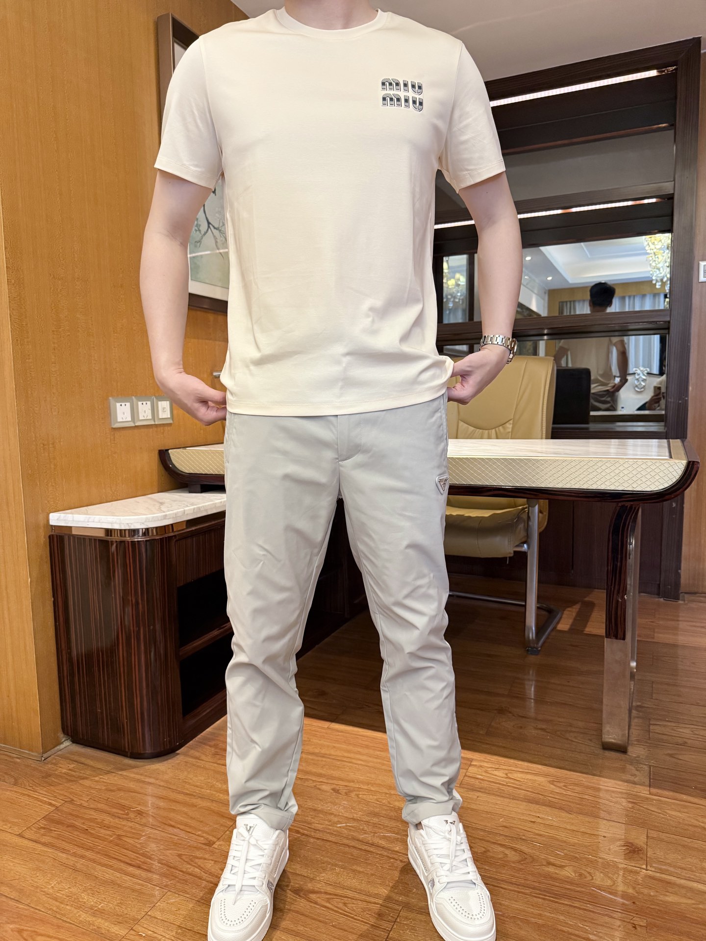 NO:457887,Miumiu-2025 counter latest hot T-shirt shipment, hot-selling items in European and American counters!  Selected Italian imported fine cotton fabrics with the latest design, the brand logo on the chest shows fashion, and the upper body effect can be seen. The number of codes is 48-56 (model 180/wear 50, with Hong Kong Lane Crawford gift box packaging), miumiu,tees, t-shirt, alexander wang19860909miumiu-2025专柜最新爆款T恤出货 欧美专柜热销单品！精选意大利进口精棉面料搭配最新的设计,胸前的品牌标志彰显时尚 上身效果看得见.码数48-56（模特180/穿50,配香港连卡佛礼盒包装）,,miumiu,tees，t-shirt,alexander wang,Men's clothing