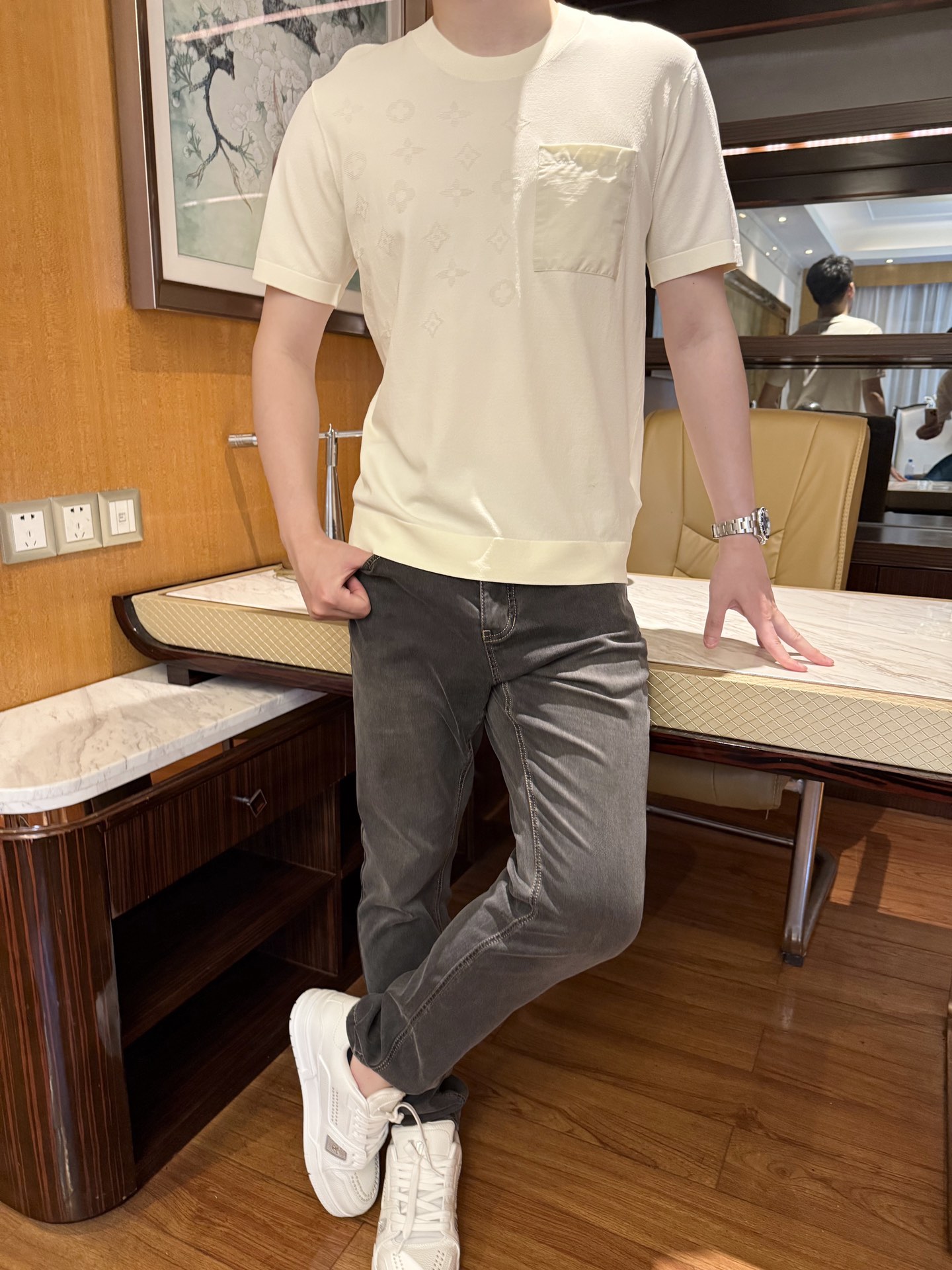 NO:457881,Louis Vuitton - the latest hot T-shirts in 2025 counters are shipped, and hot-selling items in European and American counters!  Selected Italian imported Yilit fabrics with the latest design, the unique print on the chest highlights the fashion, and the upper body effect can be seen. The number of codes is 48-56 (model 180/wear 50, with Hong Kong Lane Crawford gift box packaging), louis vuitton,tees, t-shirt, alexander wang19860909路易威登-2025专柜最新爆款t恤出货 欧美专柜热销单品！精选意大利进口伊力特面料搭配最新的设计,胸前的独特印花彰显时尚 上身效果看得见.码数48-56（模特180/穿50,配香港连卡佛礼盒包装）,,louis vuitton,tees，t-shirt,alexander wang,Men's clothing