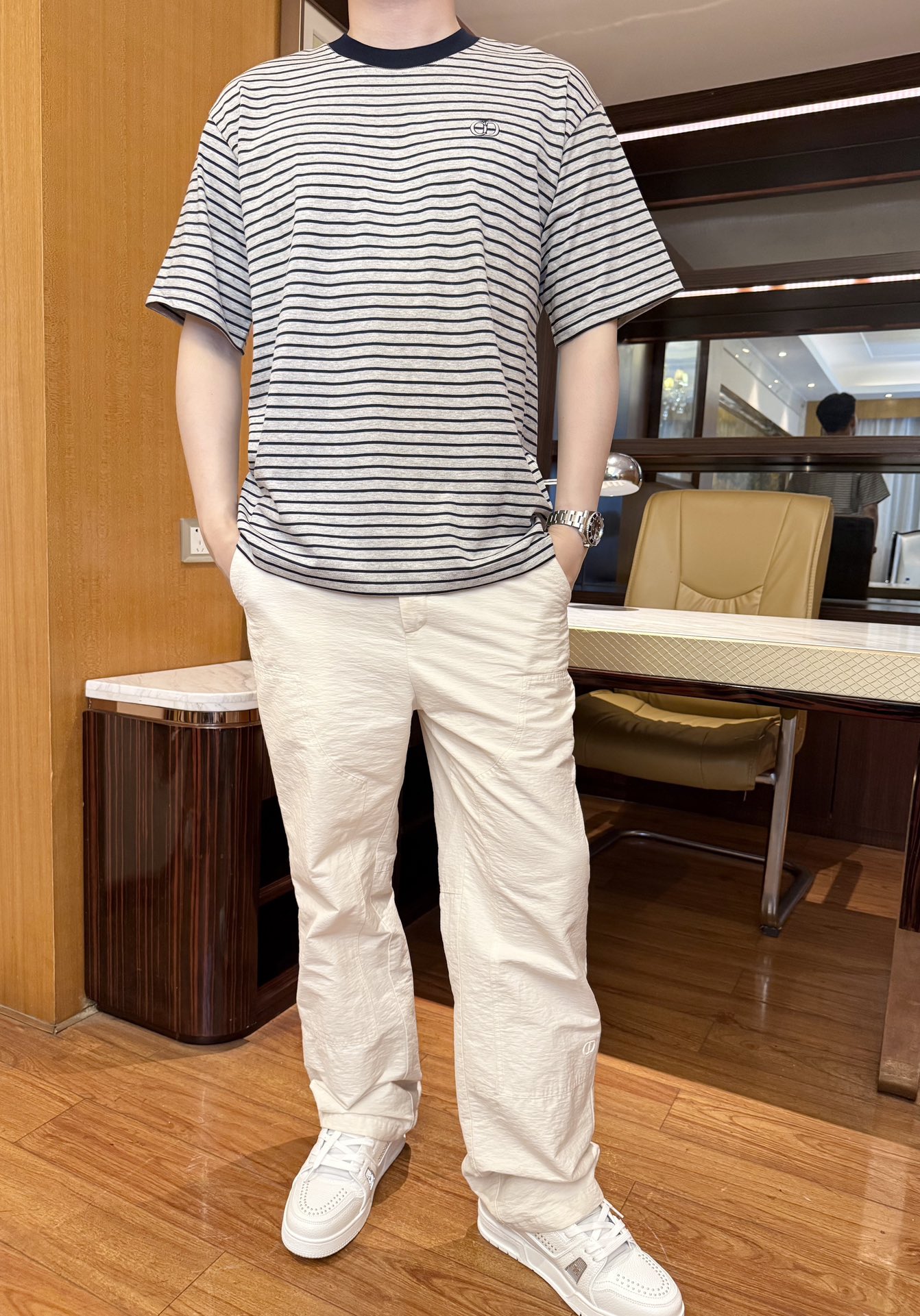 NO:457893,Dior-2025 counter latest hot T-shirt shipment, hot-selling items in European and American counters!  Selected Italian imported fine cotton fabrics with the latest striped design, the unique brand embroidery on the chest highlights the fashion, and the upper body effect can be seen. Number of codes 48-56 (model 180/wear 48, with Hong Kong Lane Crawford gift box packaging), dior,tees, t-shirt, alexander wang19860909迪奥-2025专柜最新爆款t恤出货 欧美专柜热销单品！精选意大利进口精棉面料搭配最新的条纹设计,胸前的独特品牌刺绣彰显时尚 上身效果看得见.码数48-56（模特180/穿48,配香港连卡佛礼盒包装）,,dior,tees，t-shirt,alexander wang,Men's clothing