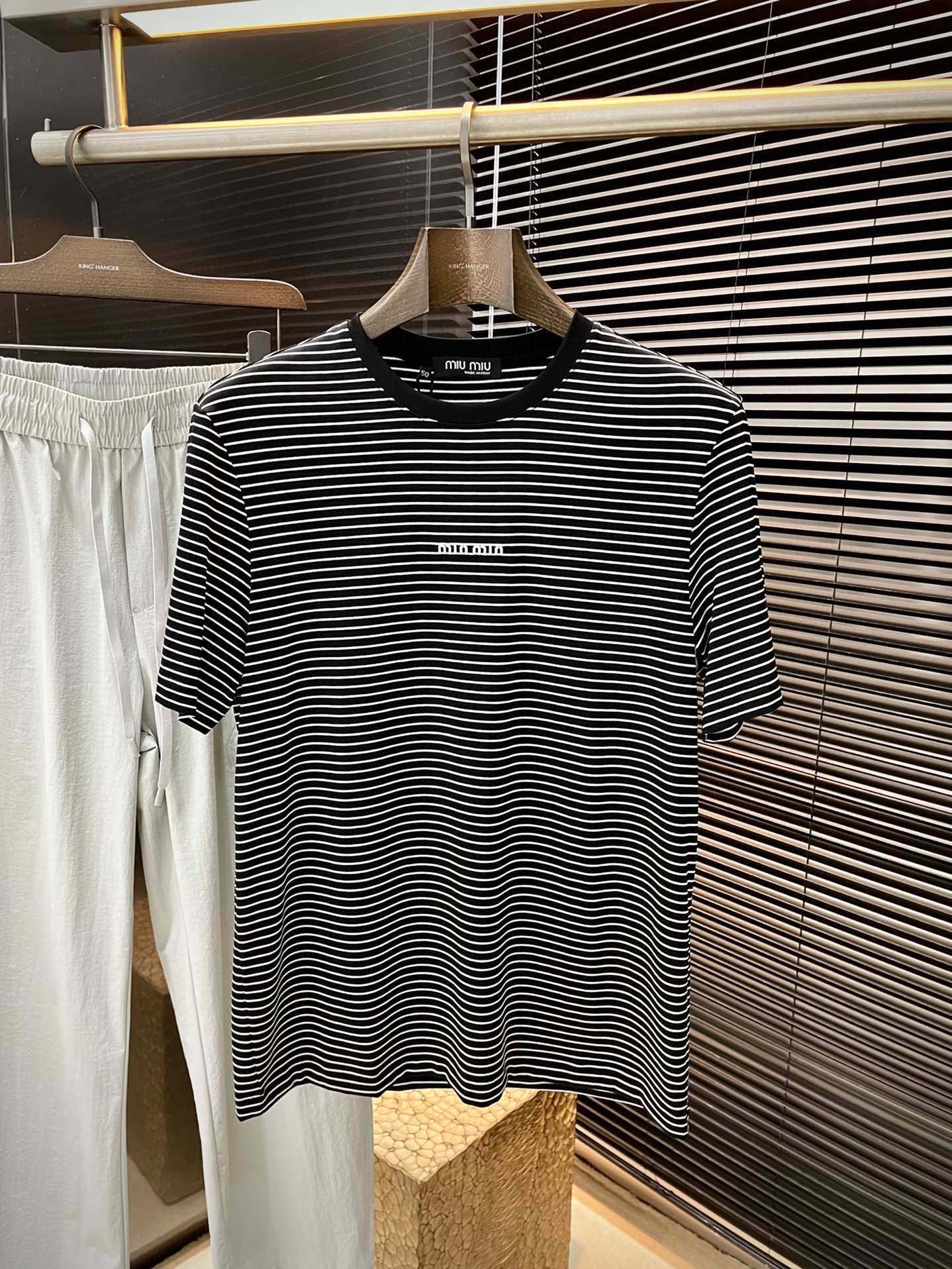 NO:458123,P miu miu series VIP high-end customization 2025 spring and summer new short-sleeved style versatile styles can be easily controlled by anyone. Fully customized fabrics, high-quality first-class Lycel fabrics The fabric feels soft and the upper body is comfortable and soft. The simple style is very classy, ​​simple and unique, and the style is very exquisite, showing the aura, and highlighting the exquisiteness of business men!  Size M-3XL, miumiu, T-shirt, alexander wang19860909P  miu miu（缪缪） 系列 VIP高级定制 2025春夏季新款短袖 百搭款式 任何人都可以轻松驾驭 面料全订制 高定一等品莱赛尔面料 面料手感柔软,上身舒适柔软 简约的款式非常显档次,简约个性时尚,版型剪裁非常精致,显气场,又会凸显商务男士的精致！尺码 M-3XL,,miumiu,T-shirt,alexander wang,Men's clothing