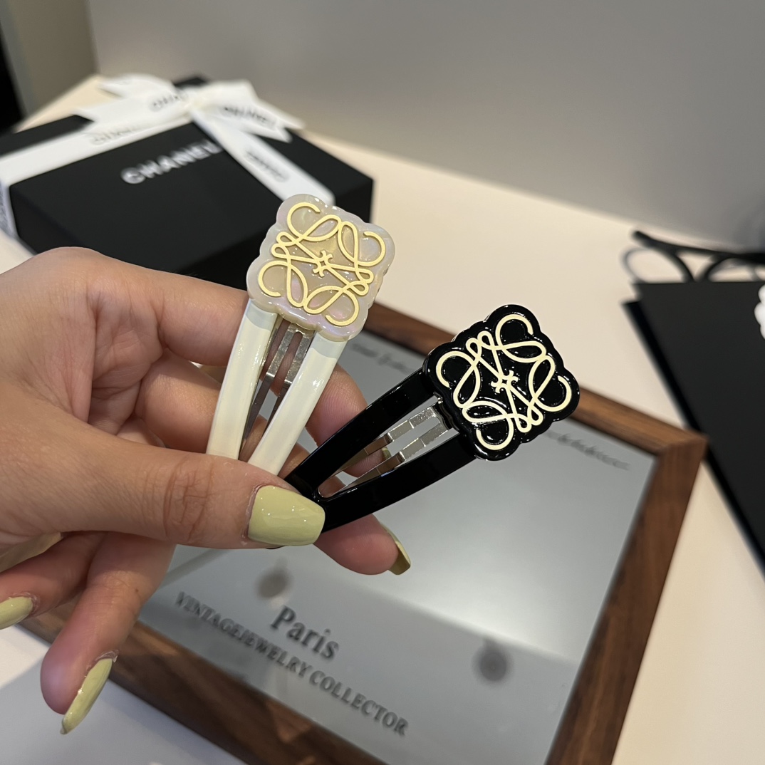 🆕（单个）

LOEWE罗意威新款发夹