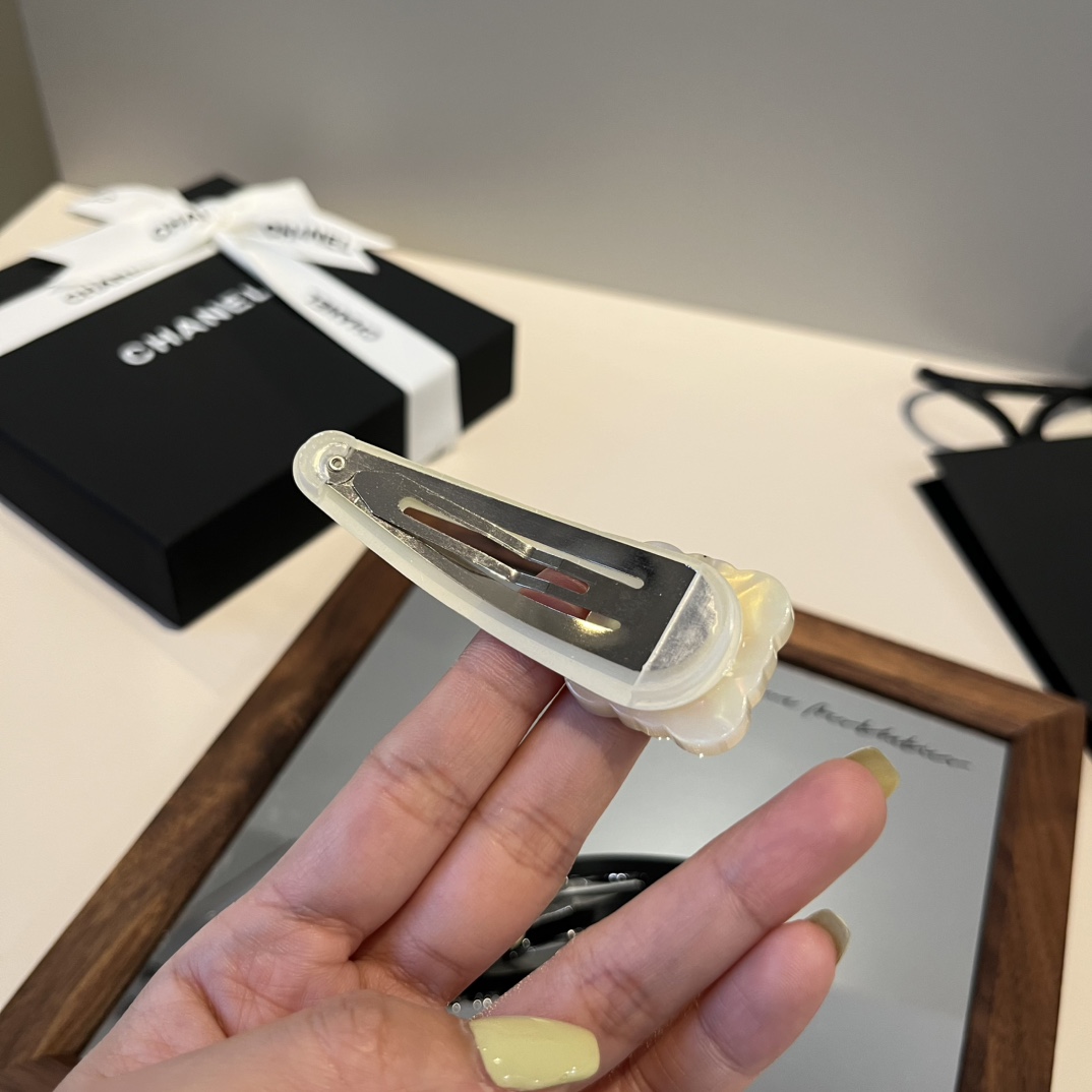 🆕（单个）

LOEWE罗意威新款发夹