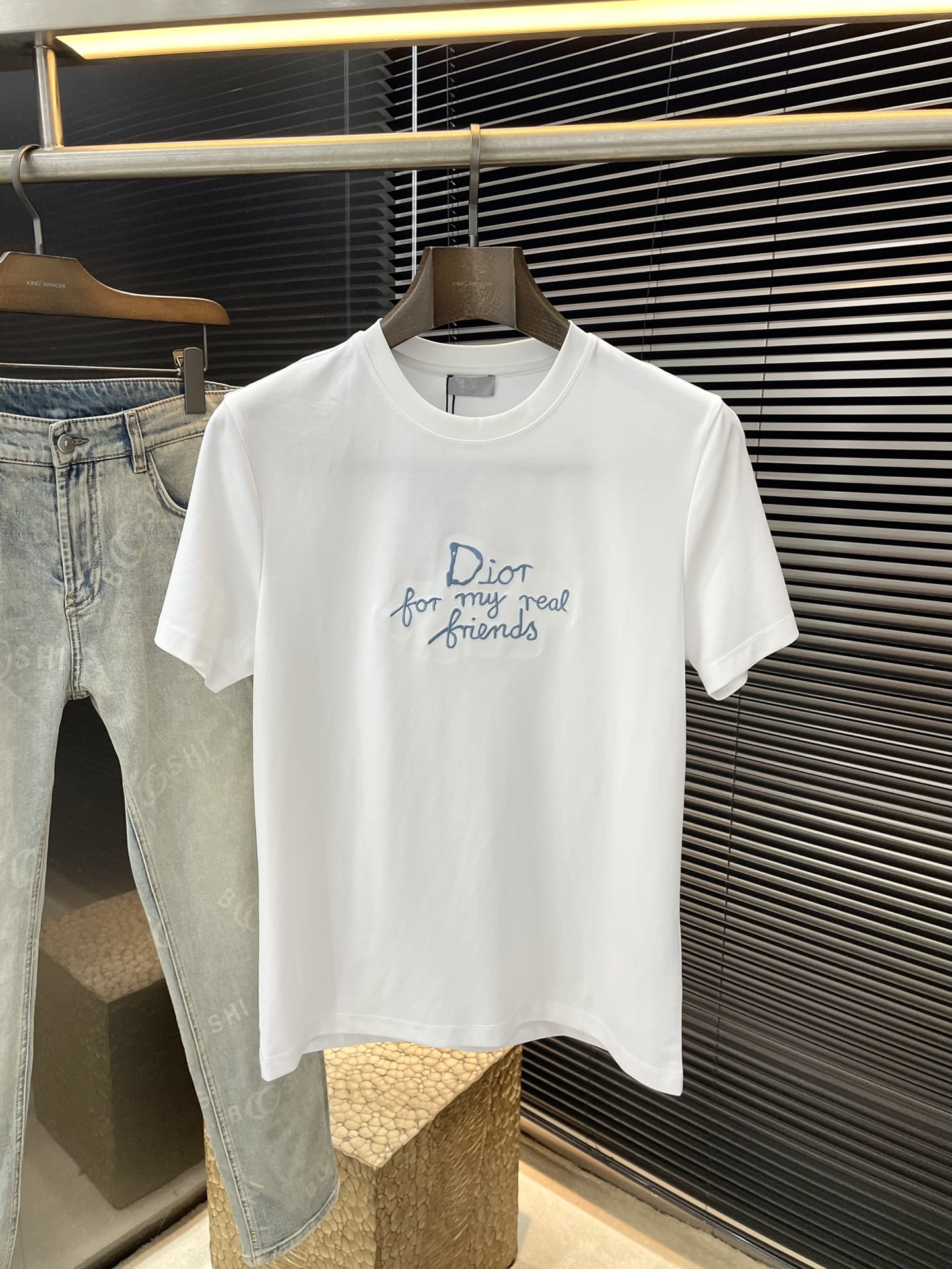 NO:458126,P Dior- (Dior) series VIP high-end customization 2025 new short-sleeved versatile styles, anyone can easily control the fabric fully customized craftsmanship, high-quality mercerized cotton fabric, the fabric feels soft, the upper body is comfortable and soft. The simple style is very classy, ​​simple and unique, the style is very exquisite, the cut is very exquisite, and it will highlight the exquisiteness of business men!  Size M-3XL,,dior,dior,T-shirt,alexander wang19860909P  Dior-（迪奥）系列 VIP高级定制 2025新款短袖 百搭款式 任何人都可以轻松驾驭 面料全订制工艺 高定一等品丝光棉面料 面料手感柔软,上身舒适柔软 简约的款式非常显档次,简约个性时尚,版型剪裁非常精致,显气场,又会凸显商务男士的精致！尺码 M-3XL,,dior,dior,T-shirt,alexander wang,Men's clothing