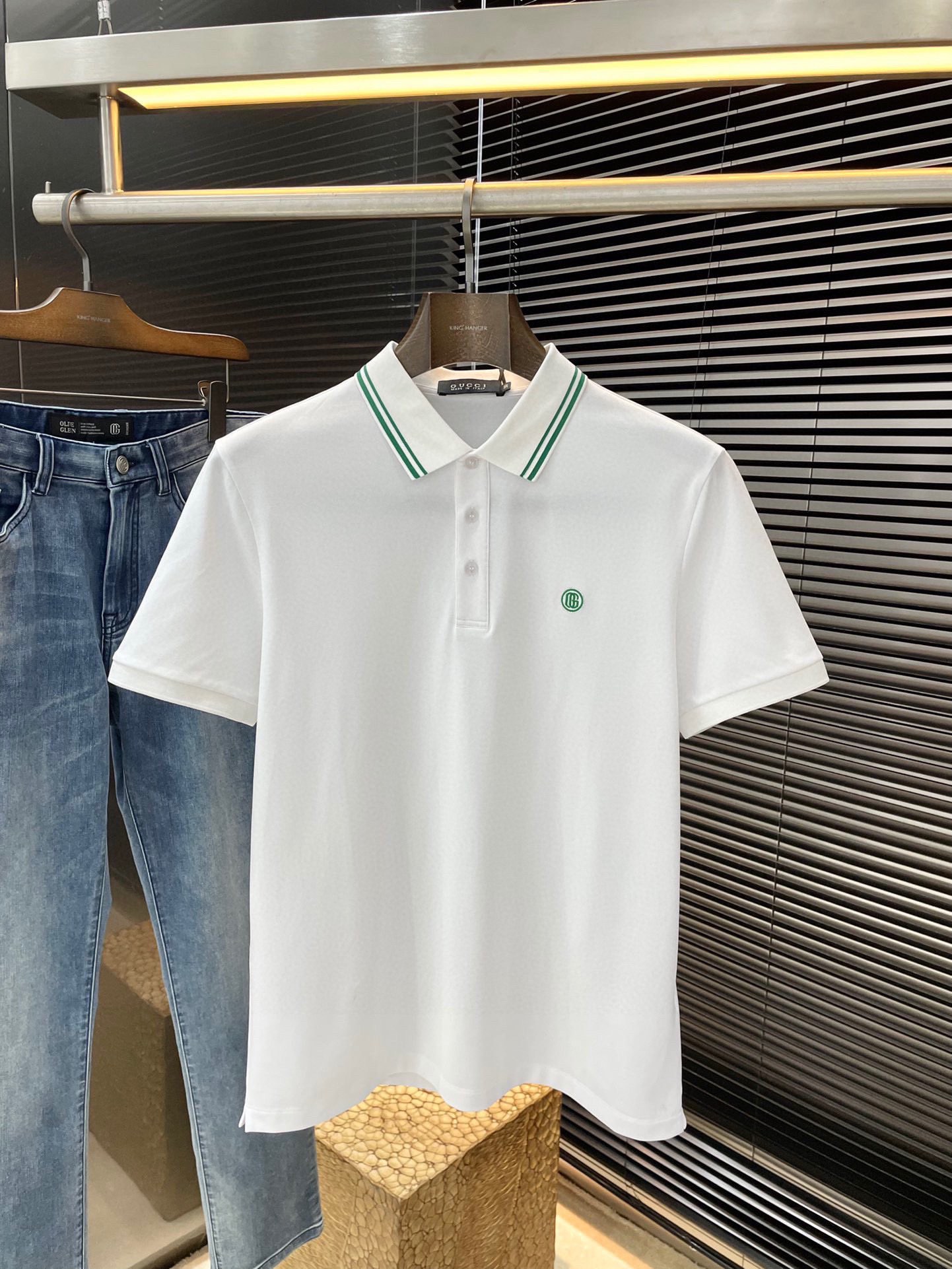 NO:458127,P Gucci (Gucci) has the latest POLO short-sleeved spring and summer 2025 POLO short-sleeved fabric, which is resistant to washing and not easy to fade. It has soft touch and soft and comfortable ingredients. Classic design style. Special customization. Simple cutting and splicing reflects the extraordinary craftsmanship of workers and is full of high-end fashion!  The style is quite good and casual and versatile. Size 48-56 shipped the next day, gucci, gucci, T-shirt, alexander wang19860909P  Gucci（古驰）2025春夏最新款POLO短袖,采用最新聚脂纤维桑蚕丝面料,耐水洗不易掉色,手感柔软、成分柔软舒适 经典设计风格 特殊定制 简单的裁剪方式拼接,体现出工人不凡的工艺,高端时尚感十足！版型相当赞休闲百搭款.尺码 48-56隔天出货,,gucci,gucci,T-shirt,alexander wang,Men's clothing