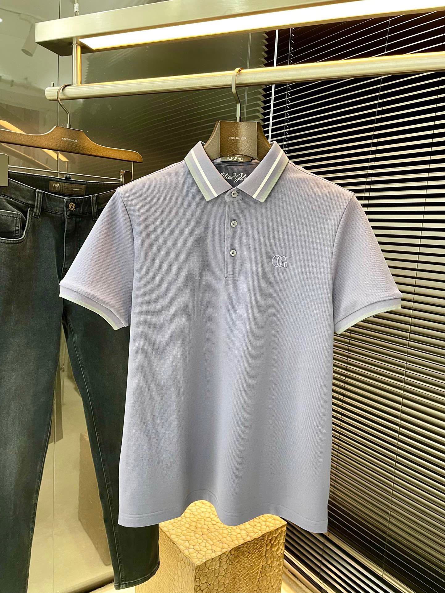 NO:458131,P Gucci (Gucci) has the latest POLO short-sleeved spring and summer 2025 POLO short-sleeved fabric, which is resistant to washing and not easy to fade. It has soft touch and soft and comfortable ingredients. Classic design style. Special customization. Simple cutting and splicing reflects the extraordinary craftsmanship of workers and is full of high-end fashion!  The style is quite good and casual and versatile. Size M-3XL is shipped the next day, gucci, gucci, T-shirt, alexander wang19860909P  Gucci（古驰）2025春夏最新款POLO短袖,采用最新聚脂纤维桑蚕丝面料,耐水洗不易掉色,手感柔软、成分柔软舒适 经典设计风格 特殊定制 简单的裁剪方式拼接,体现出工人不凡的工艺,高端时尚感十足！版型相当赞休闲百搭款.尺码 M-3XL 隔天出货,,gucci,gucci,T-shirt,alexander wang,Men's clothing