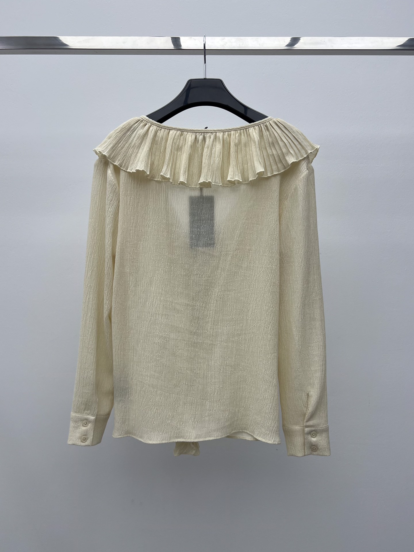 Fashion Highlights: Saint Laurent Shirt and Pants Set with Unique Air Mass V-Collar Design - 图片 7