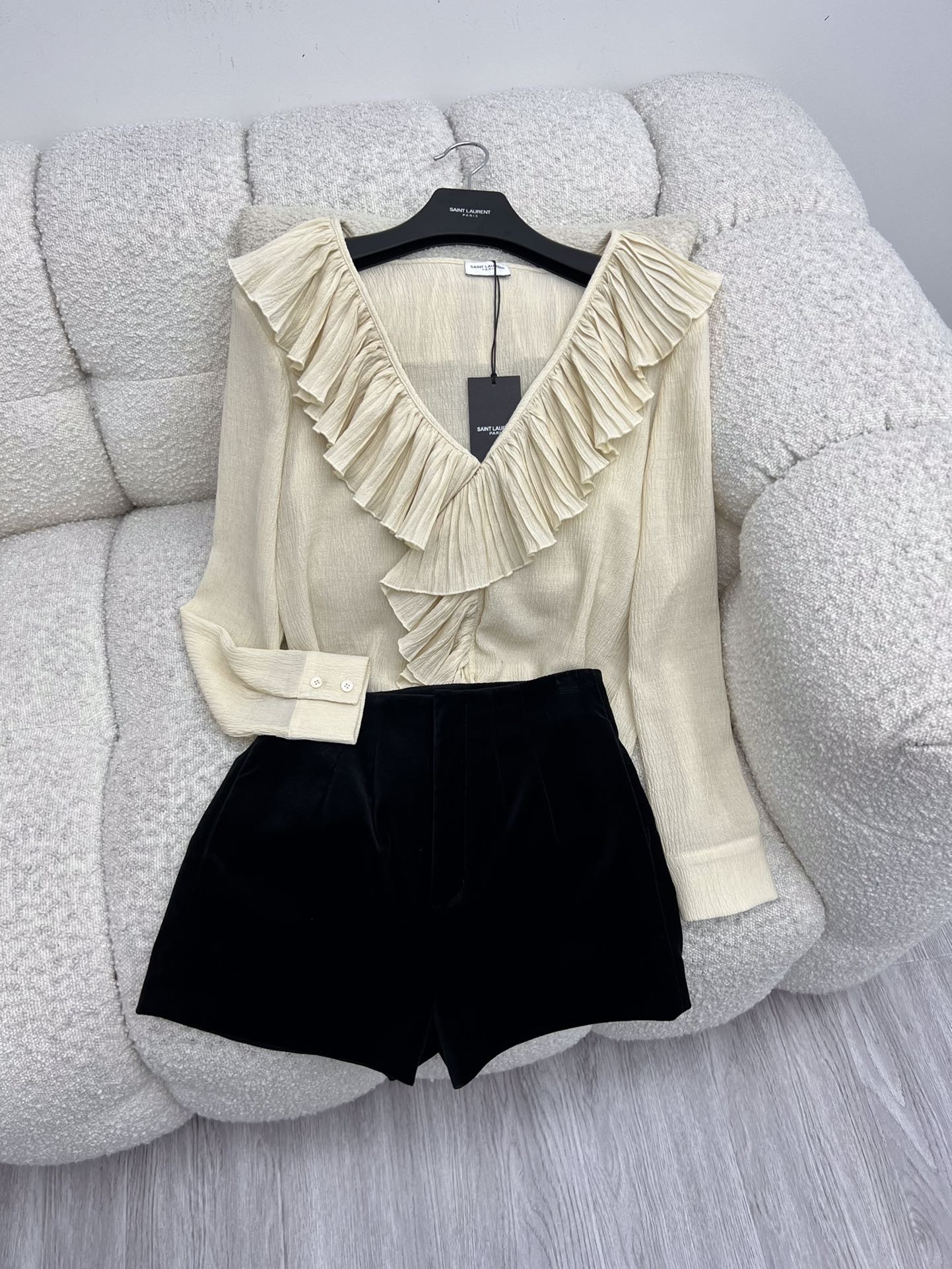 Fashion Highlights: Saint Laurent Shirt and Pants Set with Unique Air Mass V-Collar Design - 图片 2