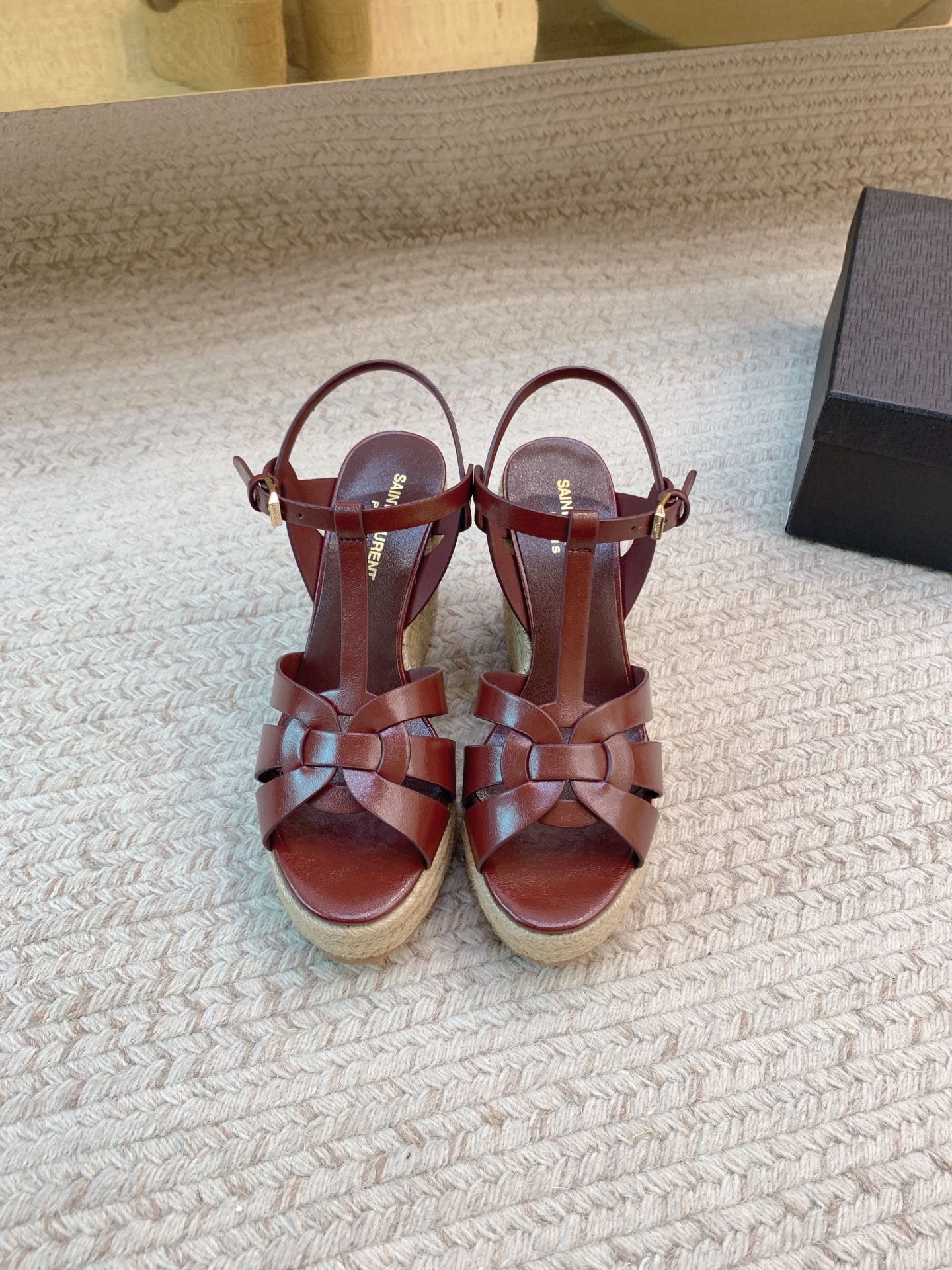 NO:928007,SAIN*LAUREN*SS25 new hemp rope bottom water platform sandals, original last, top quality material, upper imported waxed cowhide, foot pads imported sheepskin lining, original open mold outsole, size 35-39 (34, 40 customized, non-returnable, non-exchangeable), sandals, saint laurent, sandals, cowhide, sheepskin19860909SAIN*LAUREN*SS25新款麻绳底水台凉鞋 原版套楦 顶级品质 材质 鞋面进口油蜡牛皮 垫脚进口羊皮里 大底原版开模大底 码数35-39（34、40定做不退不换）,凉鞋,saint laurent,sandals,cowhide,sheepskin,Women's Shoes