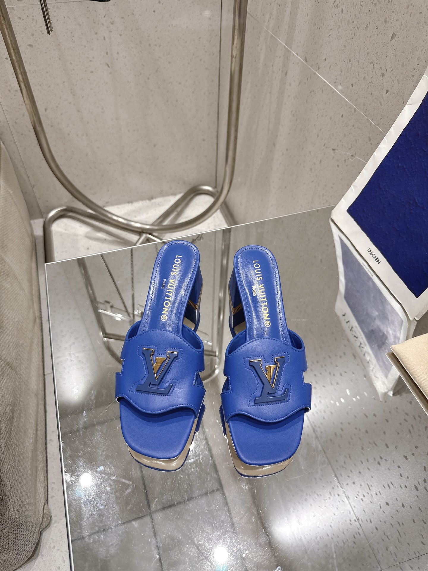 Louis Vuitton Capri Sandales en Cuir Bleu avec Logo Iconic
