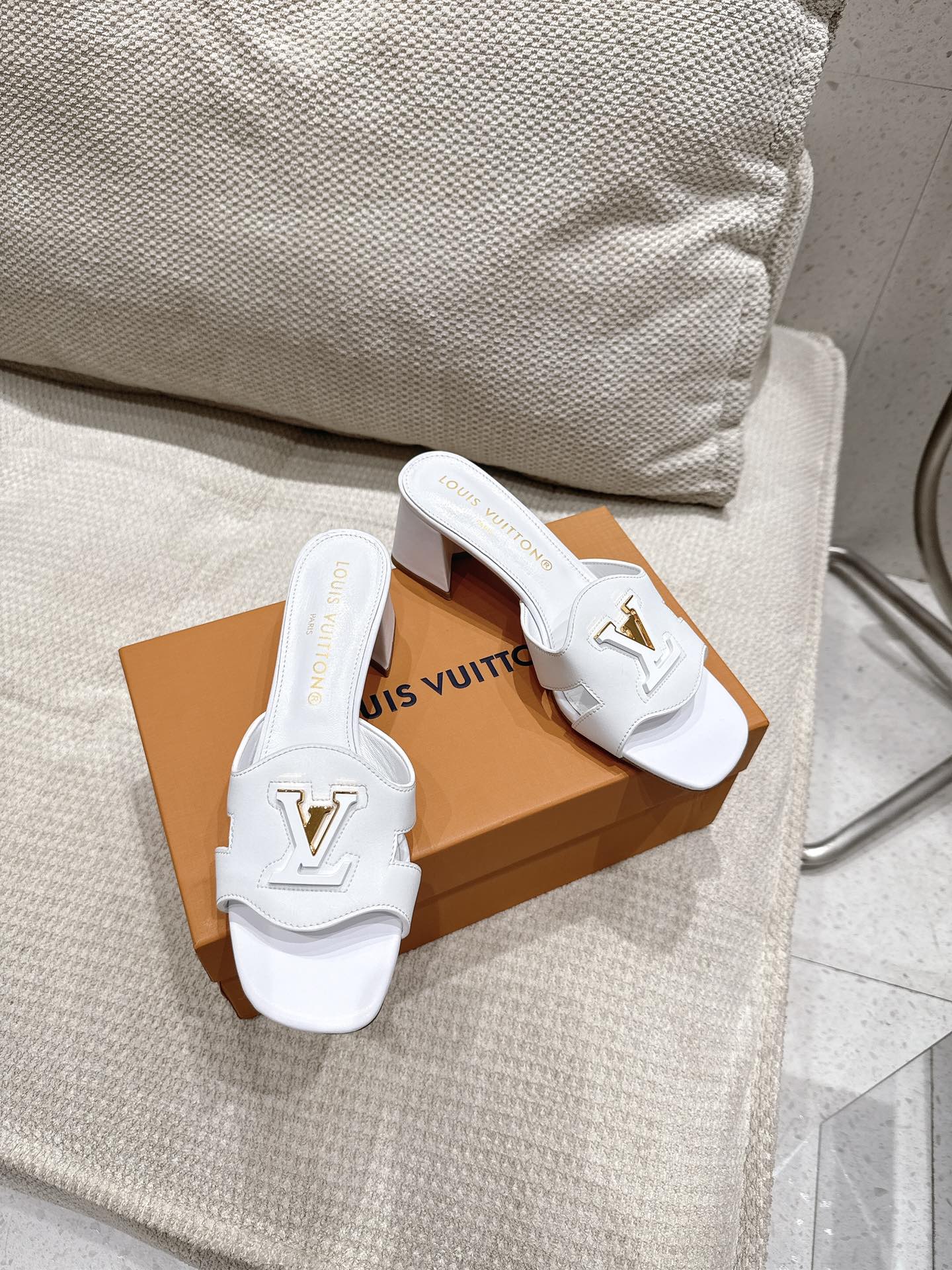 Louis Vuitton Capri Leather Sandal Featuring Signature LV Embellishment 6 i1752736304 5229 4