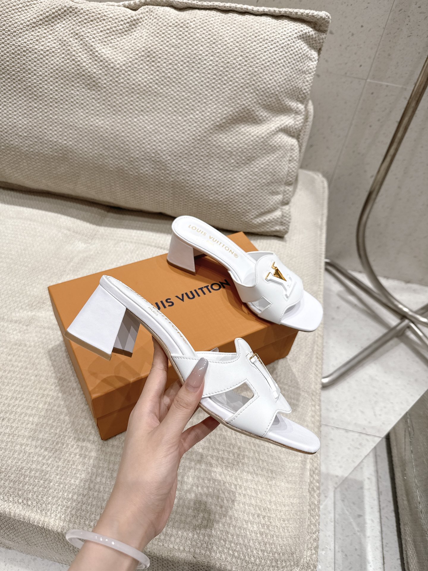 Louis Vuitton Capri Leather Sandal Featuring Signature LV Embellishment 7 i1752736304 7964 5