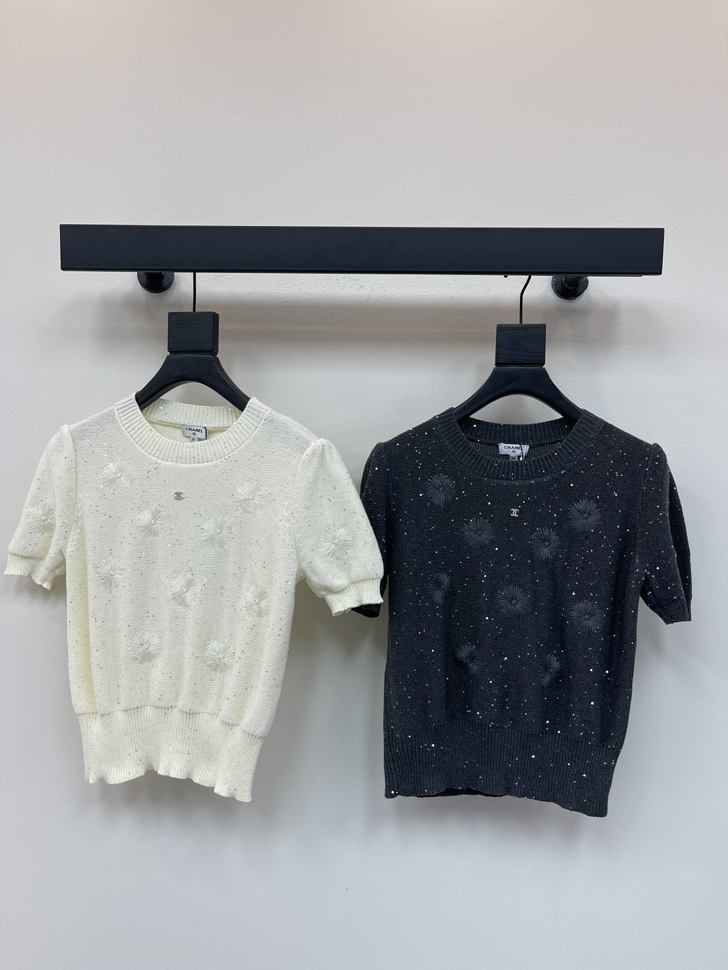 NO:450139,CHANE*25 new embroidered flower knitted short sleeves!  Custom imported wool knitted, clear wool texture, comfortable and skin-friendly, long shoulder short-sleeved tailoring, the whole body outlines the flower pattern and diamond distribution with embroidery technology, and the double C logo on the chest embellishes the brand style. The upper body is age-reducing and sweet, showing the elegant style!  SML, chanel, T-shirt, alexander wang19860909CHANE*25新款刺绣花朵针织短袖！定制进口羊毛针织织造 清晰毛感肌理 舒适亲肤 正肩短袖剪裁 通体以刺绣工艺勾勒出花朵图案烫钻分布 胸前双C徽标点缀 彰显品牌格调 上身减龄甜美尽显优雅风范！SML,,chanel,T-shirt,alexander wang,Women's clothing