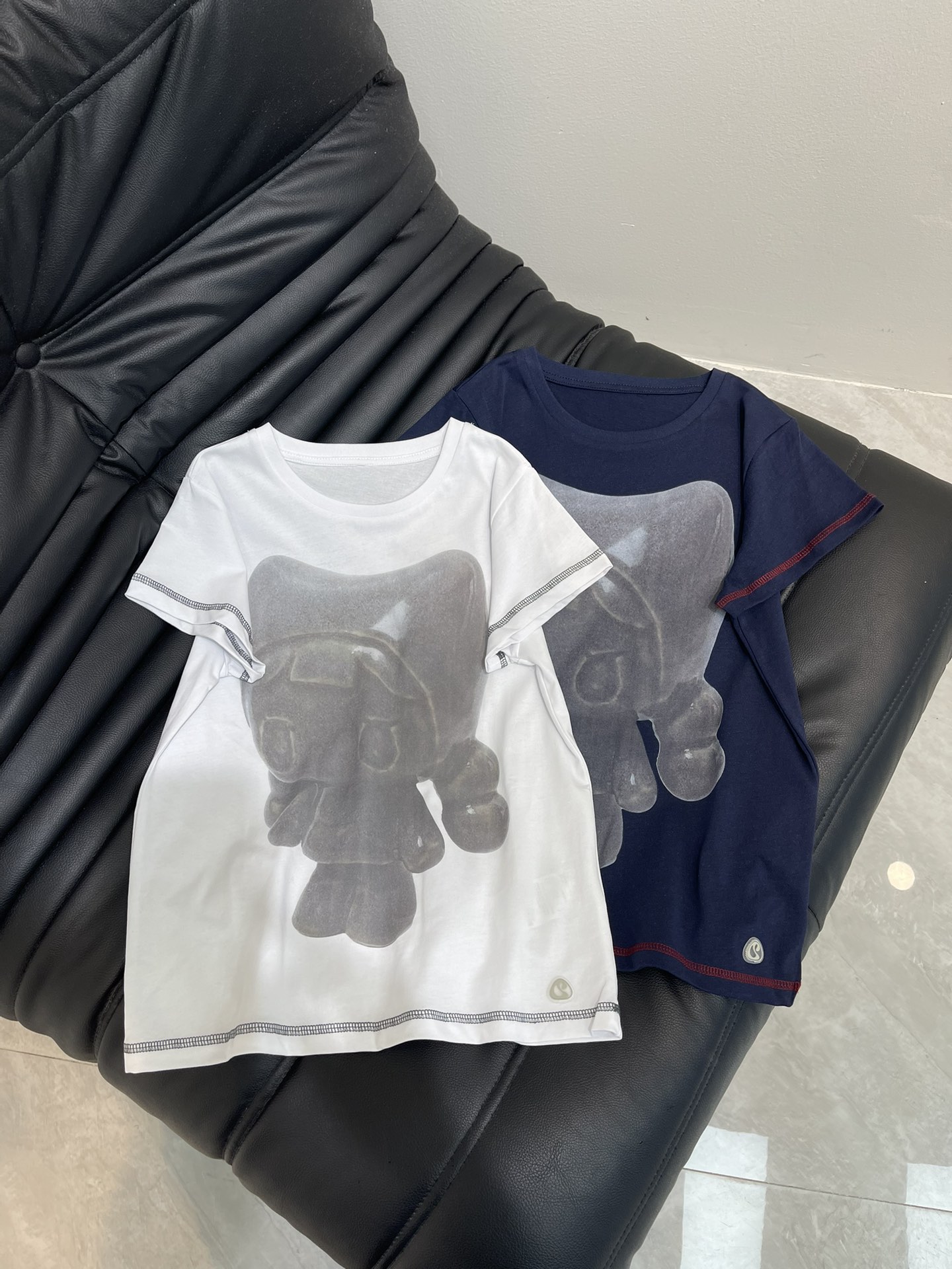 NO:450651,*25 new printed cute ceramic doll short-sleeved T!  The fabric is made of pure cotton. The upper body is soft and skin-friendly. The style is a front shoulder design. The upper body looks slim and versatile. SML, T-shirt, alexander wang19860909*25新款印花可爱陶瓷娃娃短袖T！ 面料是纯棉材质 上身柔软亲肤 版型是正肩版型设计 上身显瘦又百搭 SML,,T-shirt,alexander wang,Women's clothing