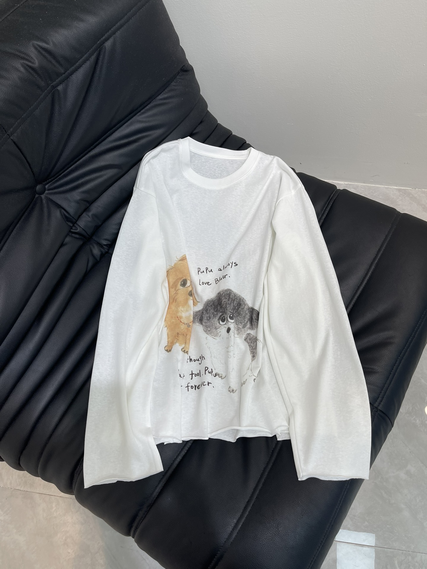 NO:450645,Dog print sun protection. The two dog prints are too exciting to the girl's heart. The puppies are very vivid in their expressions, and the milk is super healing. They are casually handwritten in English. They are cute and personalized. The pure cotton fabric is soft, light and breathable, and they are like breathing. The loose style hides the flesh and is lazy~ Walking with wind and hides the hips, and you don't sweat when wearing it in summer~, alexander wang19860909狗狗印花防晒 两个狗狗印花太戳少女心啦,小狗们神态超生动,奶里奶气超治愈,搭配随心的手写英文,可爱又个性,纯棉面料软,轻薄透气像会呼吸,宽松版型藏肉又慵懒～ 走路带风又藏胯,夏日穿也不闷汗～,,alexander wang,Women's clothing