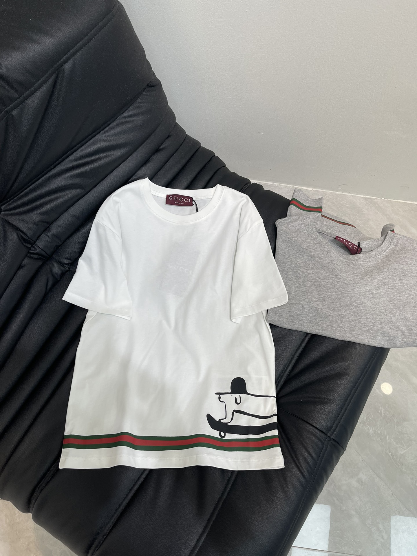 NO:450142,Gucc* 25 spring and summer new style, children's fun printed round neck short-sleeved T-shirt | Exclusive yb development!  High-end production!  Slim short-sleeved T-shirt cut to highlight the brand style. Made of gram-weight pure cotton, full of drape and present a slim visual effect. YB development The whole garment is restored in white and gray. The hem uses printing technology and contrasting colors to outline the brand color striped top hat skateboard dachshund dog pattern to enhance brand identity. Children's funny cartoon style creates a personalized style. Reduce age and fashionable. SML, gucci, T-shirt, tees, t-shirt, hats, alexander wang19860909Gucc* 25春夏新款 童趣印花圆领短袖T恤丨独家yb开发！高版出品！修身短袖T恤裁剪 凸显品牌格调 采用克重纯棉制成 垂坠感十足 呈现显瘦视觉效果 YB开发 整件成衣还原出白灰两色 衣摆利用印花工艺和撞色勾勒出品牌色条纹礼帽滑板腊肠狗图案 加强品牌标识度 童趣卡通风格 打造个性风格 减龄洋气 单穿内搭都出彩时髦 SML,,gucci,T-shirt,tees，t-shirt,hats,alexander wang,Women's clothing