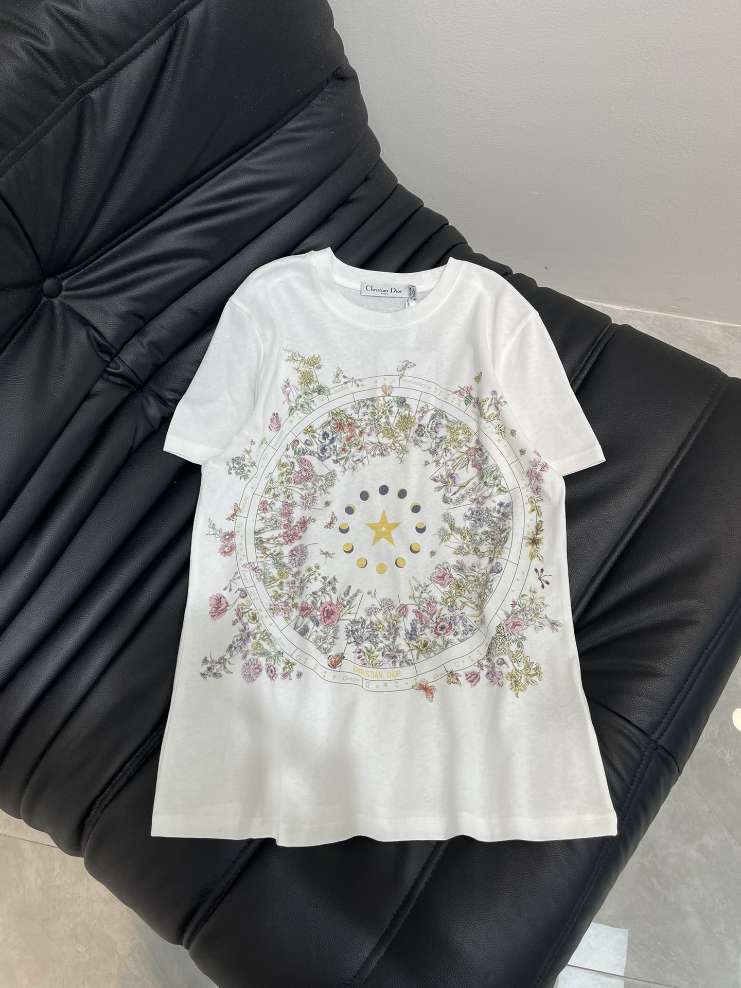NO:450147,Dio* 25 early autumn new style floral five-pointed star printed round neck short-sleeved T-shirt!  High-end production!  The large body is decorated with natural elements such as flowers, vines, moon phase changes, and combination into a spiral pattern. Five-pointed stars that meet the brand tone are centered. The fairy style is unified and coordinated. The design sense is full. The cotton fabric remains firm and comfortable. It is suitable for matching with high-waist bottoms or layered jackets to easily create a lazy French style. SML, dior, jackets & coats, T-shirt, tees, t-shirt, alexander wang19860909Dio* 25早秋新款 花卉五角星印花圆领短袖T恤！高版出品！大身以花朵藤蔓月相变化等自然元素装饰 组合成螺旋状图案 符合品牌调性的五角星点缀居中 仙气风格统一协调 设计感拉满 棉质面料保持挺括舒适.适合搭配高腰下装或叠穿外套,轻松打造慵懒法式时髦.SML,,dior,jackets & coats,T-shirt,tees，t-shirt,alexander wang,Women's clothing