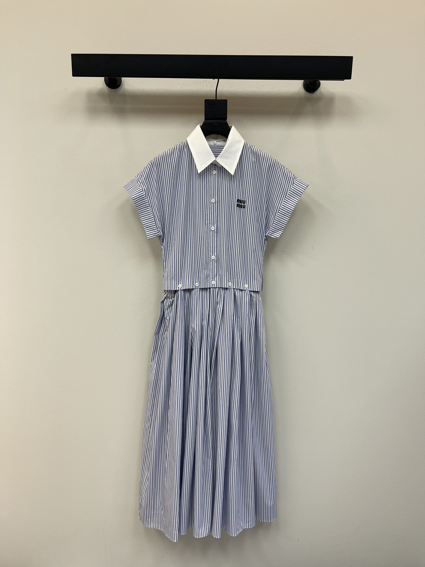 NO:450150,MiuMi*25 new versatile striped short-sleeved shirt dress丨Exclusive yb development!  High-end production!  A shirt and skirt is really an essential item in the wardrobe!  It is definitely a very design-like presence in the wardrobe!  Whether you wear it alone or with a coat, it is very good [witty]. The age-reducing effect is ~ this one must be arranged for the wardrobe!  SML, miumiu, skirts, jackets & coats,shirts,T-shirt,alexander wang19860909MiuMi*25新款百搭条纹短袖衬衫连衣裙丨独家yb开发！高版出品！衬衫裙真的是衣柜必不可少的单品！绝对是衣柜里设计感十足的存在！无论单穿还是搭配外套都很可[机智]减龄效果分～必须给衣柜安排上这一件！SML,,miumiu,skirts,jackets & coats,shirts,T-shirt,alexander wang,Women's clothing