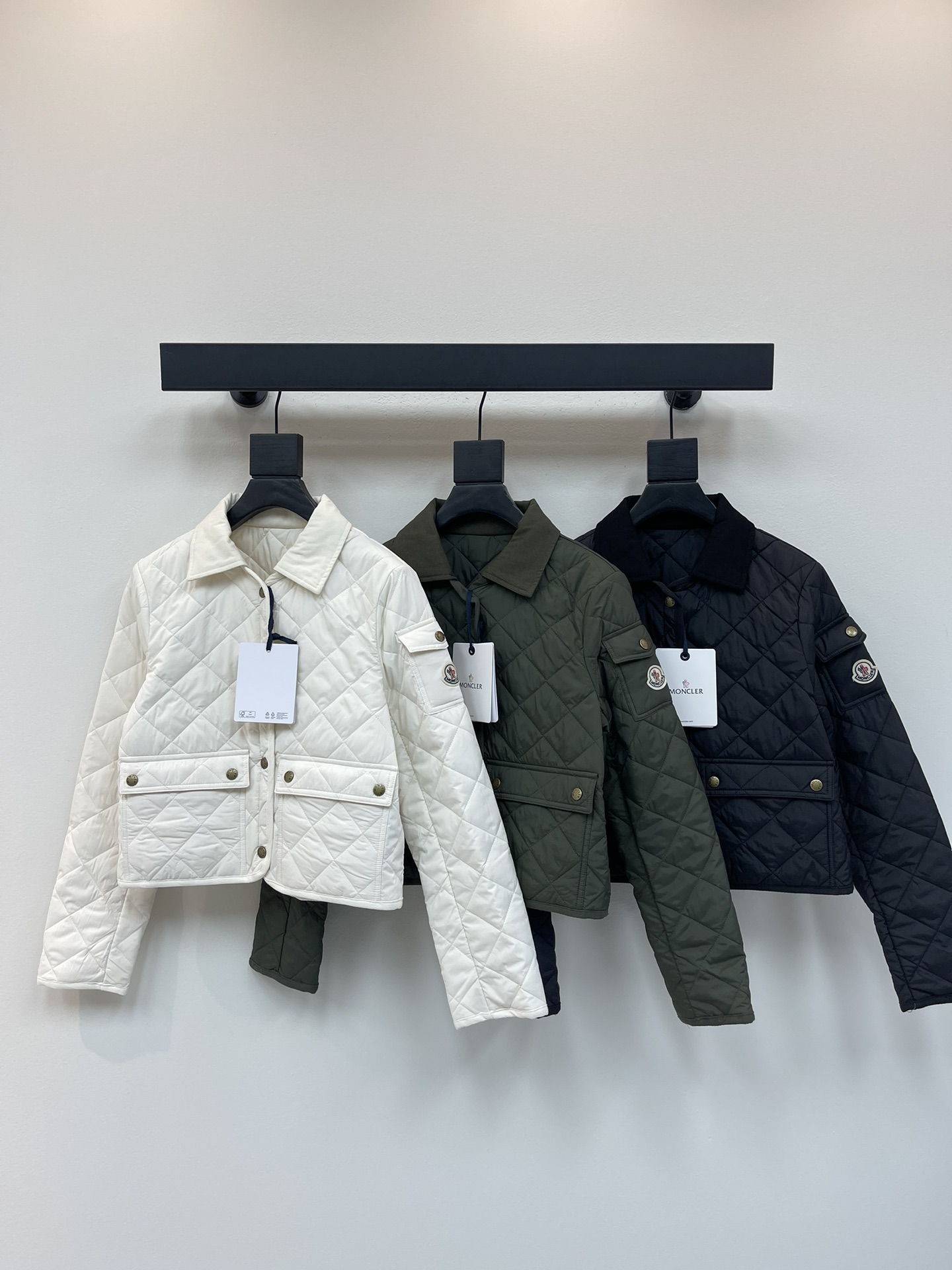 NO:450154,Moncle* 25 autumn and winter new diamond lapel down cotton jacket Customized YB imported windproof and waterproof nylon material Restored craftsmanship Upgraded material Improve autumn and winter cold protection function Down cotton filling inner lining The whole piece is light and warm The lapel stand collar is two-piece worn with diamond embossed throughout the body Flip pocket warms the hand to increase capacity The design is rich and practical The outer pocket of the arm echoes the iconic logo patch to show the low-key and high-end feeling The exquisite cloth on the inside can successfully show the quality by decorating details Get rid of the dullness and integration of warmth and fashion SML, Moncler, jackets & coats, down jacket, alexander wang19860909Moncle*蒙口25秋冬新款菱格翻领羽绒棉服外套 定制YB进口防风防水尼龙材质 其工艺还原 升级材质 提升秋冬御寒功能 羽绒棉填充内里 整件轻盈保暖 翻领立领两穿 通体采用菱格压纹 翻盖口袋暖手增大容量 设计丰富实用 手臂外侧口袋呼应 点缀标志性徽标贴布 彰显低调高级感 内侧精致布标装点细节就能成功展现品质 摆脱沉闷 集保暖与时髦一体 SML,,Moncler,jackets & coats,down jacket,alexander wang,Women's clothing