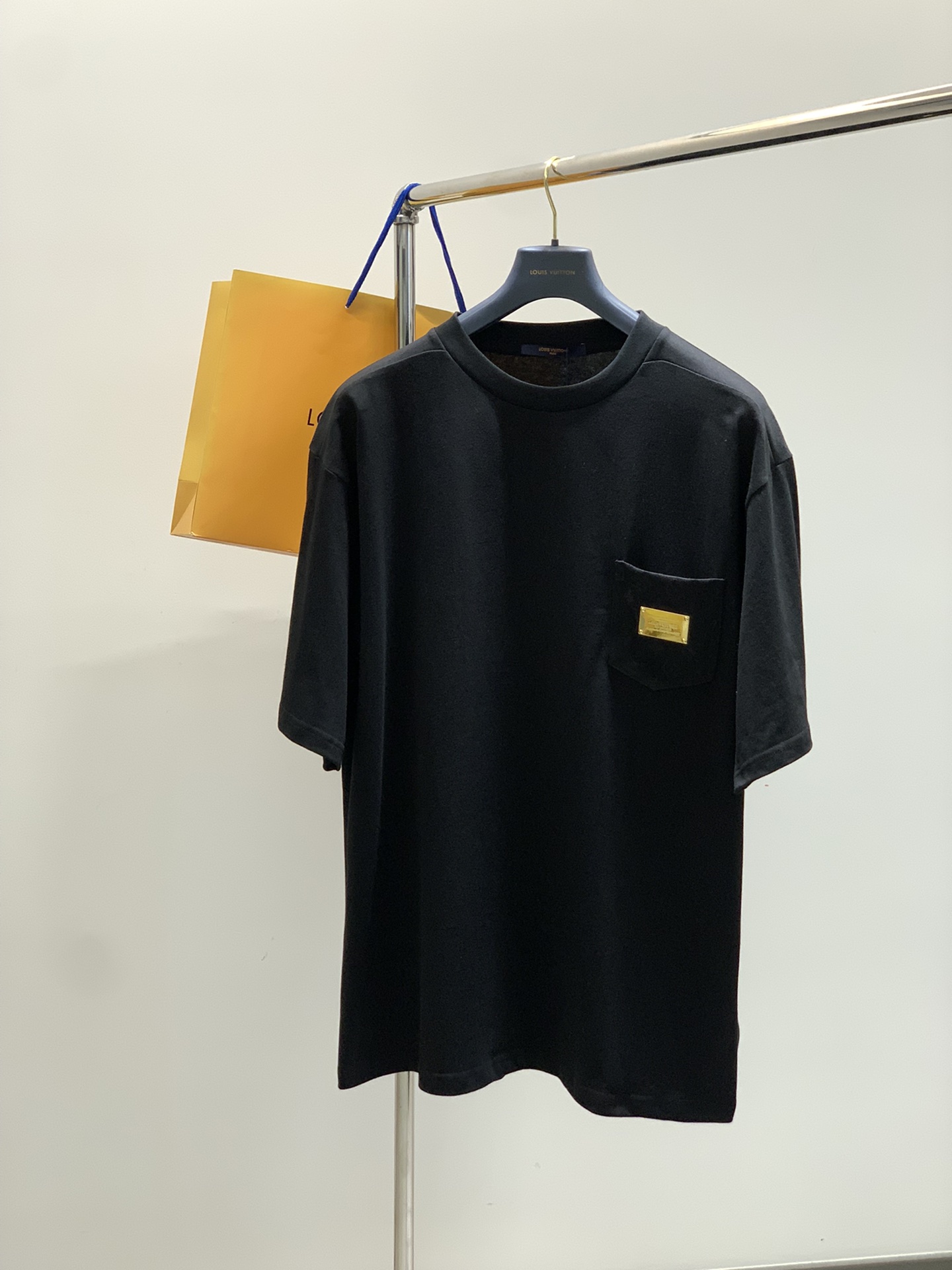 NO:497231,,LouisVuitton, the latest summer model, available at the counter at the same time, original singles, fashionable and casual round neck short-sleeved T-shirt, very distinctive on the upper body!  Eye-catching and highlighted, imported original fabric, top-level printing craft letter pattern decorative logo, simple but not lacking in fashion, classic and atmospheric, comfortable and breathable, handsome and stylish on the upper body, 2 colors recommended, code number S-XL,, louis vuitton, louis vuitton, T-shirt,tees, t-shirt,alexander wang19860909,LouisVuitton 路易威登,夏季最新款,专柜同步有售,原单狠货,时尚休闲圆领短袖T恤,上身很有特点！吸睛而有亮点,进口原版面料,顶级印花工艺字母图案装饰Logo,简单而不失时尚,经典大气,舒适透气,上身帅气有型,2色推荐,码数S-XL,,louis vuitton,louis vuitton,T-shirt,tees，t-shirt,alexander wang,Men's clothing