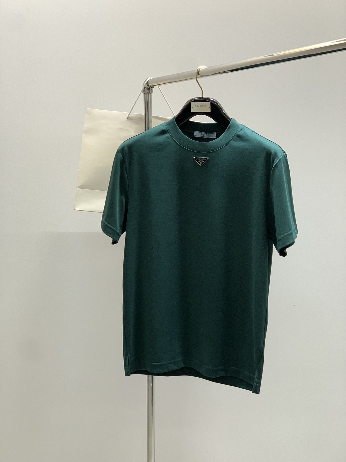 NO:458373,,PRADA Prada, the latest summer products in 2025, available at the same time for counters, fashionable and casual round neck short-sleeved T-shirts, imported original fabrics, extremely complex workmanship, the only channel that can be used as a purchasing agent level, top-level printing craft letter pattern logo, extremely high grade, comfortable and versatile, handsome and stylish upper body, 4 colors recommendation, code number M-3XL,,prada,prada,T-shirt,tees,t-shirt,alexander wang19860909,PRADA 普拉达,2025夏季最新品,专柜同步有售,时尚休闲圆领短袖T恤,进口原版面料,做工极为复杂,唯一可以做代购级别的渠道狠货,顶级印花工艺字母图案logo,档次极高,舒适百搭,上身帅气有型,4色推荐,码数M—3XL,,prada,prada,T-shirt,tees，t-shirt,alexander wang,Men's clothing