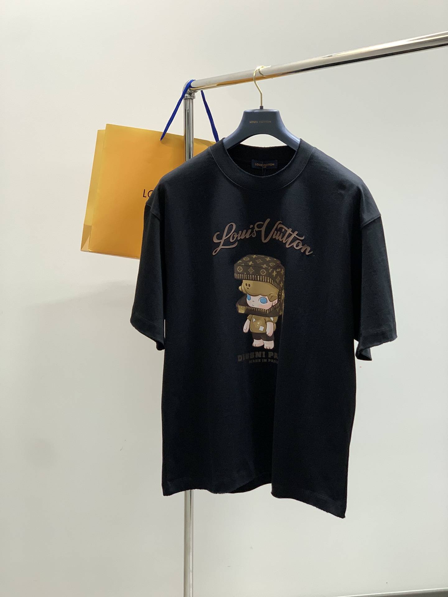 NO:458383,,LouisVuitton, the latest model for summer 2025, available at the counter at the same time, original singles, fashionable and casual round neck short-sleeved T-shirt, very distinctive on the upper body!  Eye-catching and highlighted, imported original fabric, top-level printing craft letter pattern decorative logo, simple but not lacking in fashion, classic and atmospheric, comfortable and breathable, handsome and stylish on the upper body, 2 colors recommended, code number S-2XL,, louis vuitton, louis vuitton, T-shirt,tees, t-shirt,alexander wang19860909,LouisVuitton 路易威登,2025夏季最新款,专柜同步有售,原单狠货,时尚休闲圆领短袖T恤,上身很有特点！吸睛而有亮点,进口原版面料,顶级印花工艺字母图案装饰Logo,简单而不失时尚,经典大气,舒适透气,上身帅气有型,2色推荐,码数S-2XL,,louis vuitton,louis vuitton,T-shirt,tees，t-shirt,alexander wang,Men's clothing