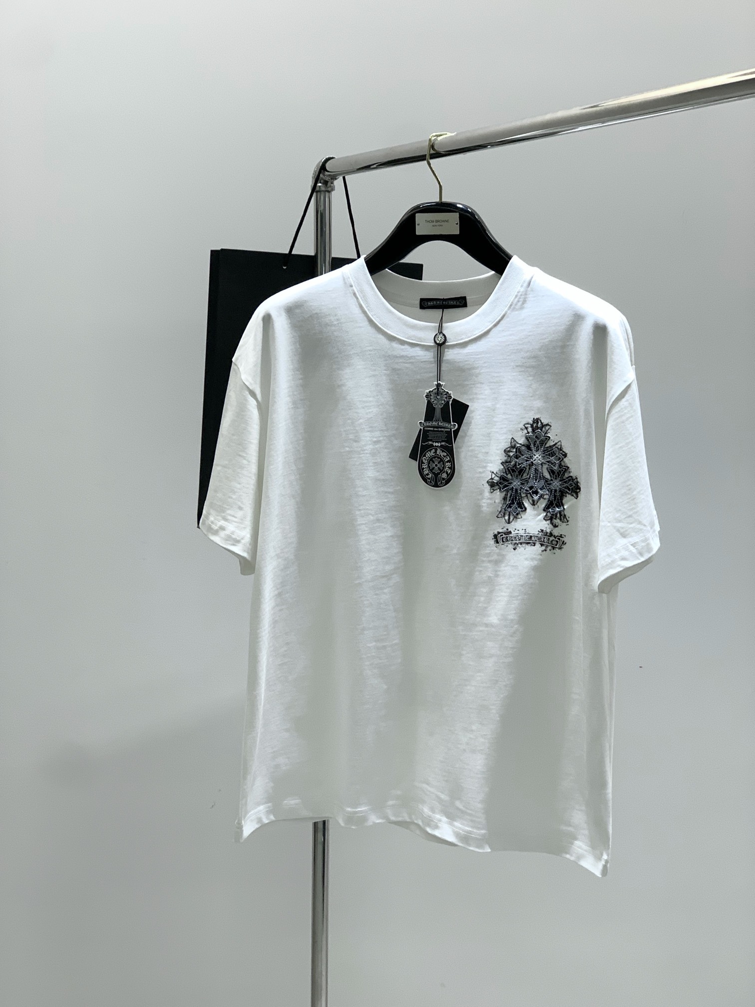 NO:458378,,Chrome Hearts, 2025 summer new product, special counters are available at the same time, original singles, fashionable and casual round neck short-sleeved T-shirt, using imported original fabric, top-grade embroidery craft letter pattern logo, unique design, counter appearance, fashionable and handsome upper body, 2 colors recommendation, S-XXL, chrome hearts, chrome hearts, T-shirt, tees, t-shirt, alexander wang19860909,Chrome Hearts 克罗心,2025夏季新品,专柜同步有售,原单狠货,时尚休闲圆领短袖T恤,采用进口原版面料,顶级刺绣工艺字母图案logo,独特设计,专柜卖相,上身时尚帅气,2色推荐,码数S-XXL,,chrome hearts,chrome hearts,T-shirt,tees，t-shirt,alexander wang,Men's clothing