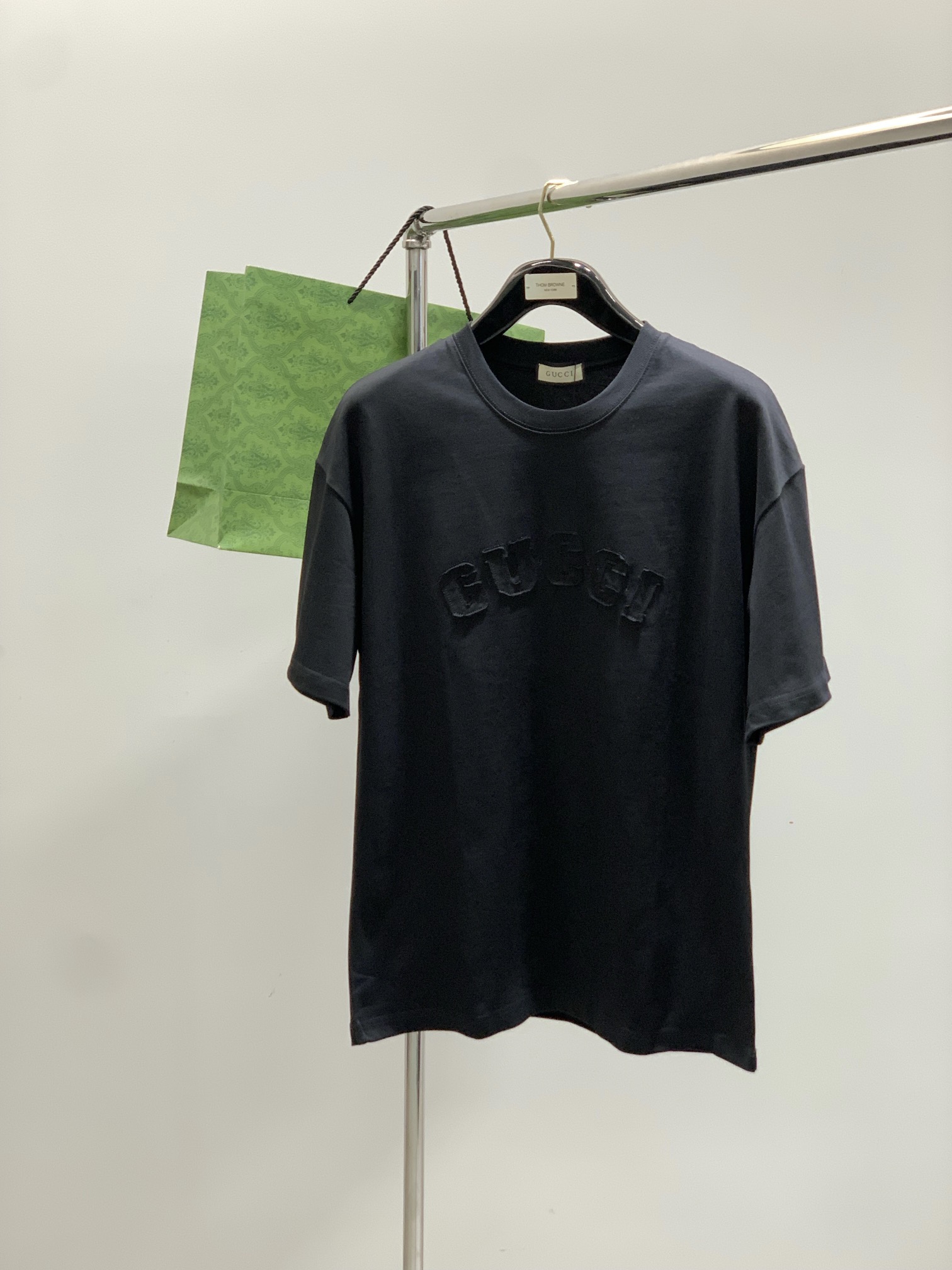 NO:458388,,Gucci, the latest model for summer 2025, available at the counter at the same time, original single product, fashionable and casual round neck short-sleeved T-shirt, very distinctive on the upper body!  Eye-catching and highlighted, imported original fabric, top-grade patch embroidery craft letter pattern decorative logo, simple but not lacking in fashion, classic and atmospheric, comfortable and breathable, handsome and stylish on the upper body, 3 colors recommended, code number M-3XL, gucci, gucci, T-shirt, tees, t-shirt, alexander wang19860909,Gucci 古驰,2025夏季最新款,专柜同步有售,原单狠货,时尚休闲圆领短袖T恤,上身很有特点！吸睛而有亮点,进口原版面料,顶级贴布刺绣工艺字母图案装饰Logo,简单而不失时尚,经典大气,舒适透气,上身帅气有型,3色推荐,码数M-3XL,,gucci,gucci,T-shirt,tees，t-shirt,alexander wang,Men's clothing