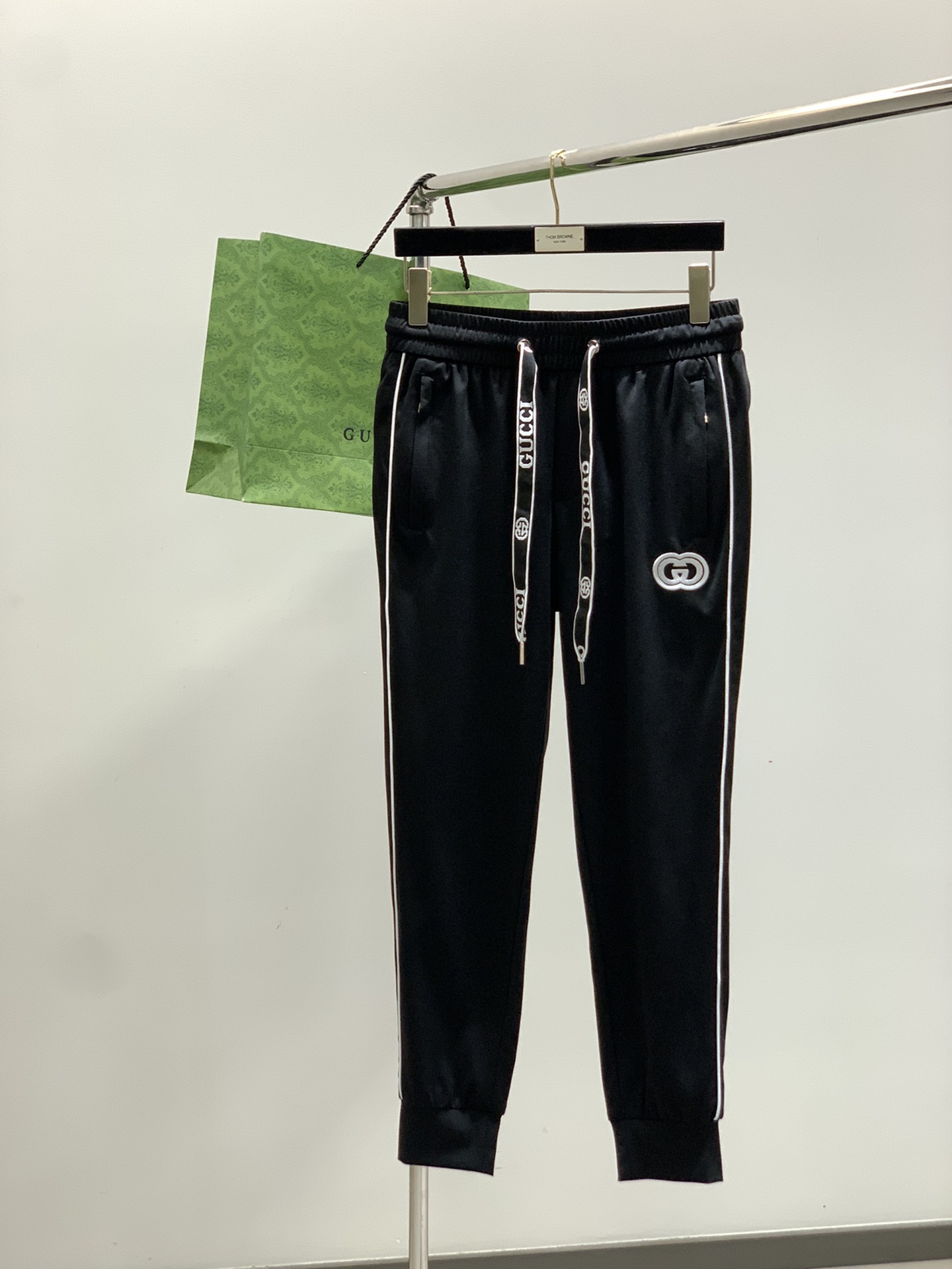 NO:458358,, Guqi, white casual trousers, fashion series, unique design, yarn ordering and dyeing. A large domestic manufacturer exports to Japan and supplies fabrics from several top brands. It has a soft and glutinous feel, is quite wide and stylish, solving the problem of washing and discoloration. The trousers are neat and atmospheric, size M-4XL, alexander wang19860909,古奇,白色休闲长裤 时尚系列,独特设计 订纱开始订染和订纺. 国内某大厂出口日本 和供应几大顶级品牌的面料. 手感软糯 , 挺阔有型 , 解决 , 洗涤变色的问题. 裤型利落大气 , 尺码M-4XL,,alexander wang,Men's clothing