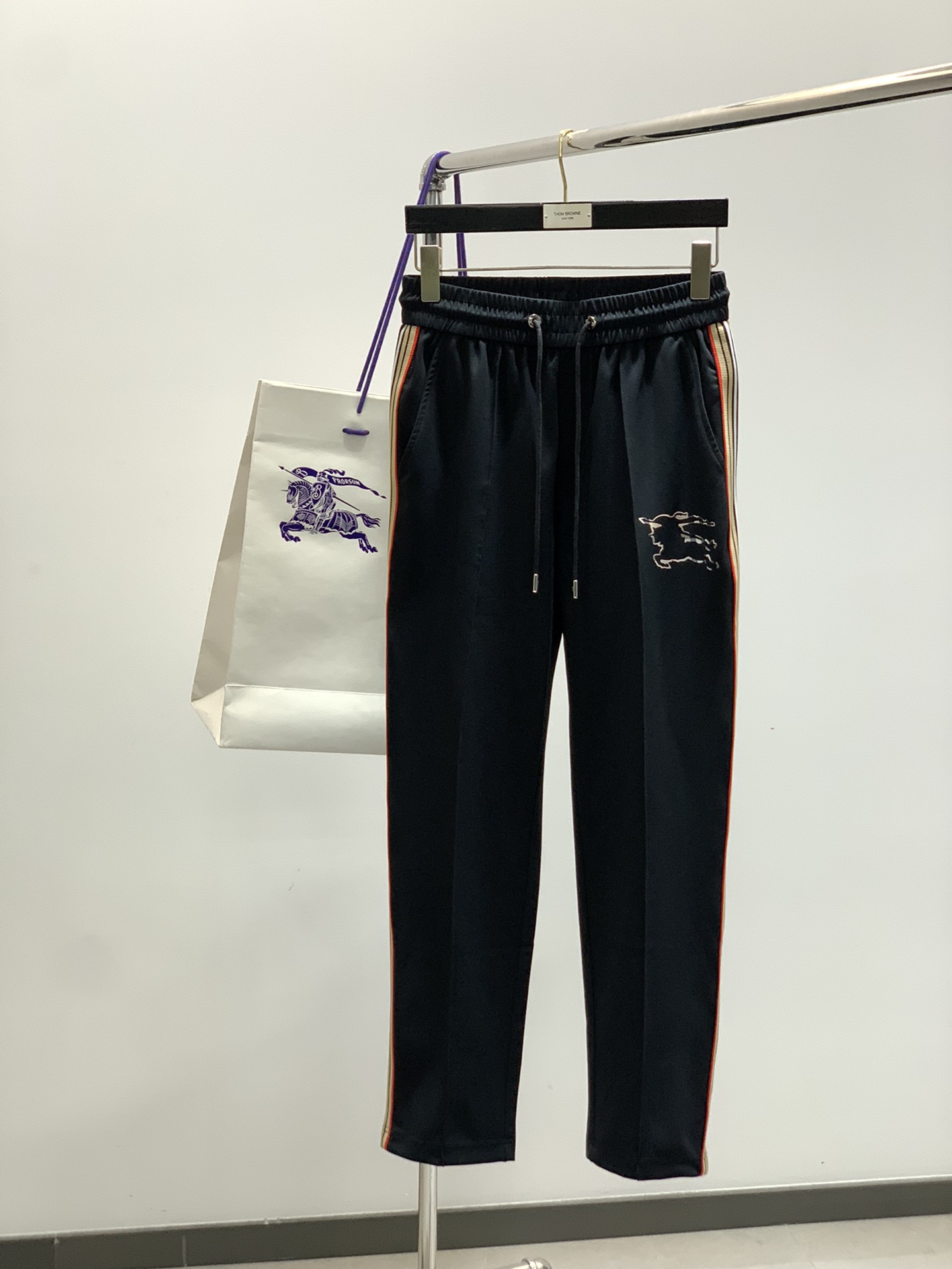 NO:458363,,BBR casual straight-leg pants fashion series, unique design yarn ordering and dyeing. A large domestic manufacturer exports to Japan and supplies fabrics from several top brands. It has a soft and glutinous feel, is quite wide and stylish, solving the problem of washing and discoloration. The pants are neat and atmospheric, size M-4XL, alexander wang19860909,BBR 休闲直筒裤 时尚系列,独特设计 订纱开始订染和订纺. 国内某大厂出口日本 和供应几大顶级品牌的面料. 手感软糯 , 挺阔有型 , 解决 , 洗涤变色的问题. 裤型利落大气 , 尺码M-4XL,,alexander wang,Men's clothing