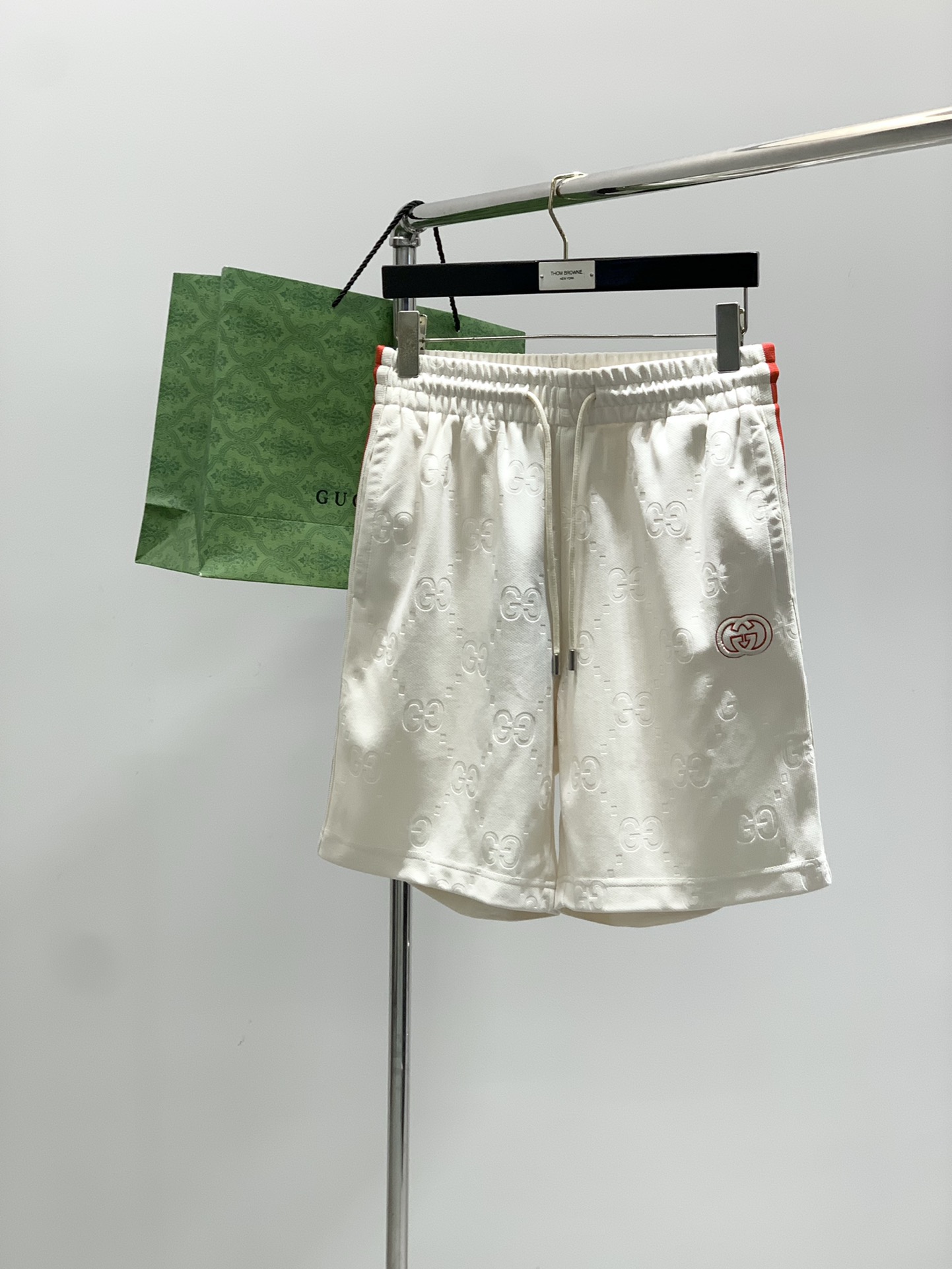 NO:458368,,Guqi casual shorts fashion series, unique design, yarn ordering and dyeing. A large domestic manufacturer exports to Japan and supplies fabrics from several top brands. It has a soft and glutinous feel, is quite wide and stylish, solving the problem of washing and discoloration. The pants are neat and atmospheric, size M-4XL, shorts, alexander wang19860909,古奇休闲短裤 时尚系列,独特设计 订纱开始订染和订纺. 国内某大厂出口日本 和供应几大顶级品牌的面料. 手感软糯 , 挺阔有型 , 解决 , 洗涤变色的问题. 裤型利落大气 , 尺码M-4XL,,shorts,alexander wang,Men's clothing