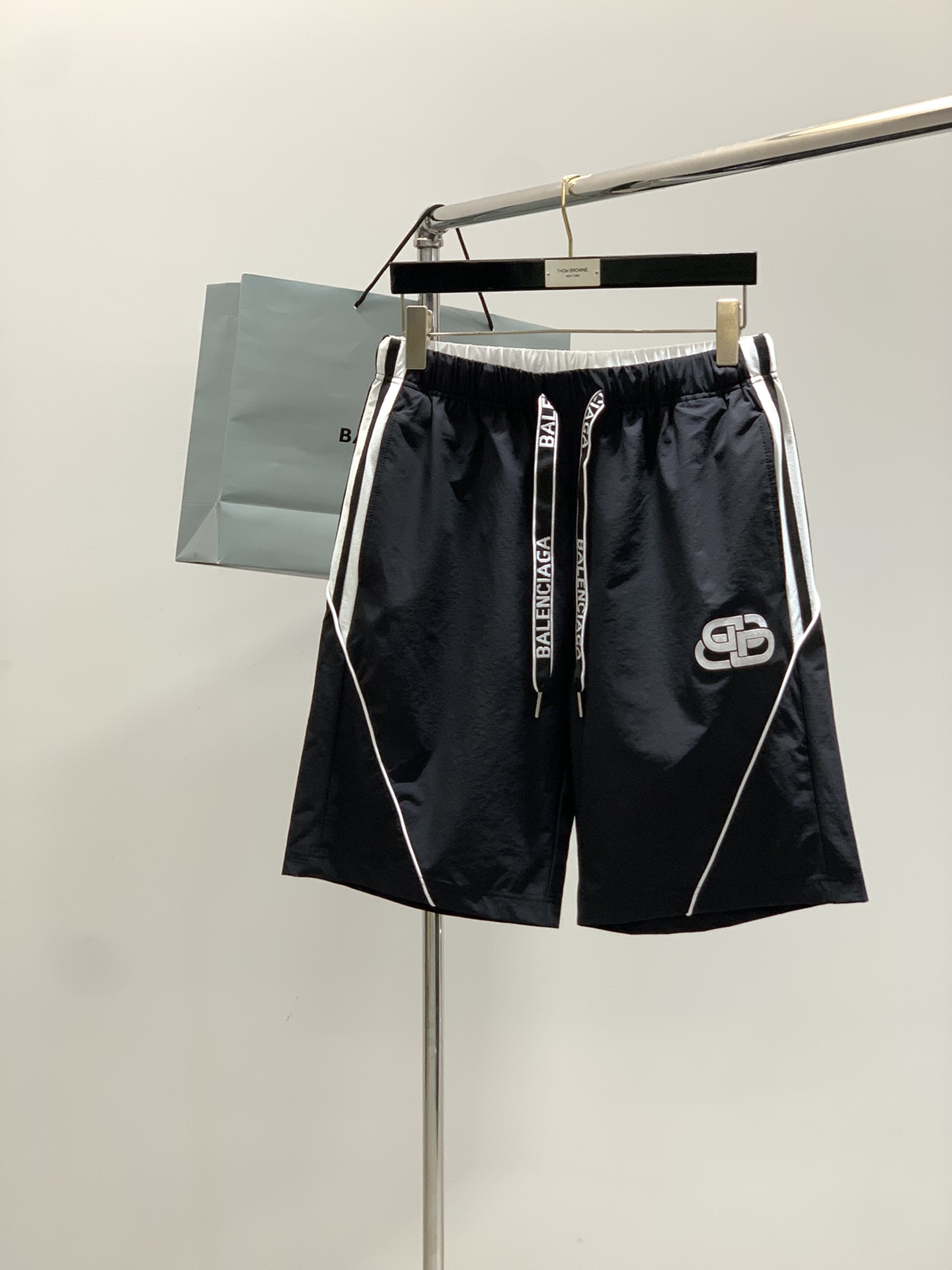 NO:458353,,Balenciaga black casual shorts fashion series, unique design, yarn ordering and dyeing. A large domestic manufacturer exports to Japan and supplies fabrics from several top brands. It has a soft and glutinous feel, is quite wide and stylish, solving the problem of washing and discoloration. The pants are neat and atmospheric, size M-4XL, ,balenciaga, shorts, alexander wang19860909,巴黎世家 黑色休闲短裤 时尚系列,独特设计 订纱开始订染和订纺. 国内某大厂出口日本 和供应几大顶级品牌的面料. 手感软糯 , 挺阔有型 , 解决 , 洗涤变色的问题. 裤型利落大气 , 尺码M-4XL,,balenciaga,shorts,alexander wang,Men's clothing