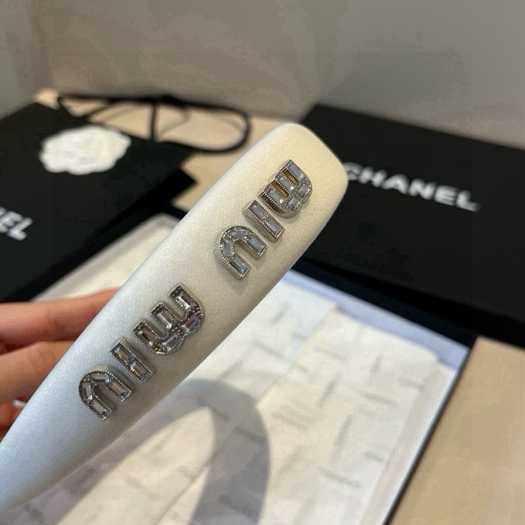 🆕

miumiu缪缪新款发箍