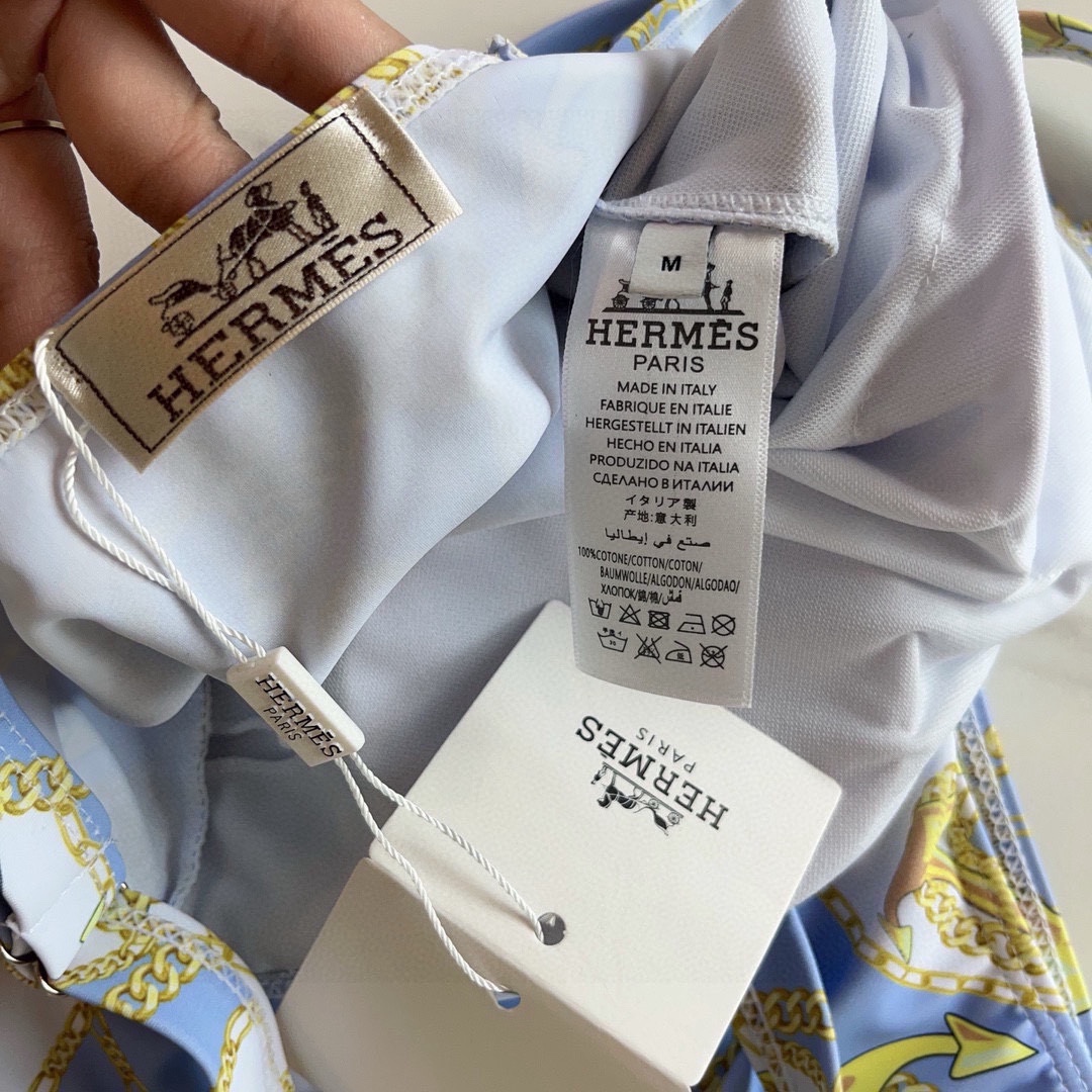  🆕
爱马仕HERMES连体比基尼泳衣👙❤️😍🥰带钢圈聚拢 适合多种场景的游泳衣🏊‍♀️海边 游泳池 温