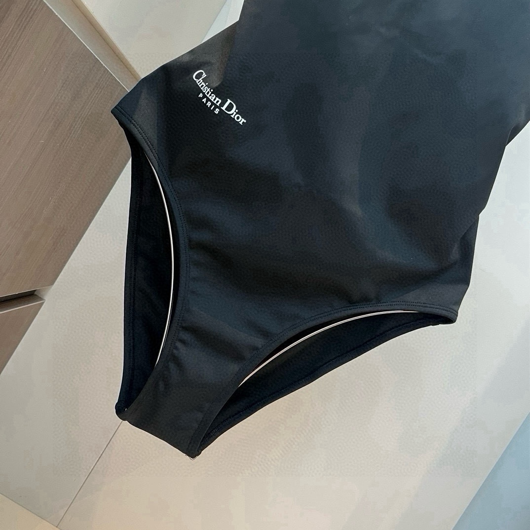  🆕
Dior 连体泳衣👙❤️😍🥰适合多种场景的游泳衣🏊‍♀️海边 游泳池 温泉 水上乐园 漂流都可以😌