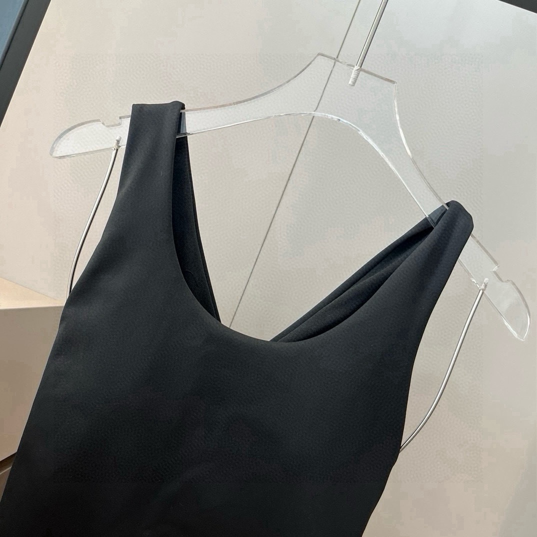  🆕
Dior 连体泳衣👙❤️😍🥰适合多种场景的游泳衣🏊‍♀️海边 游泳池 温泉 水上乐园 漂流都可以😌