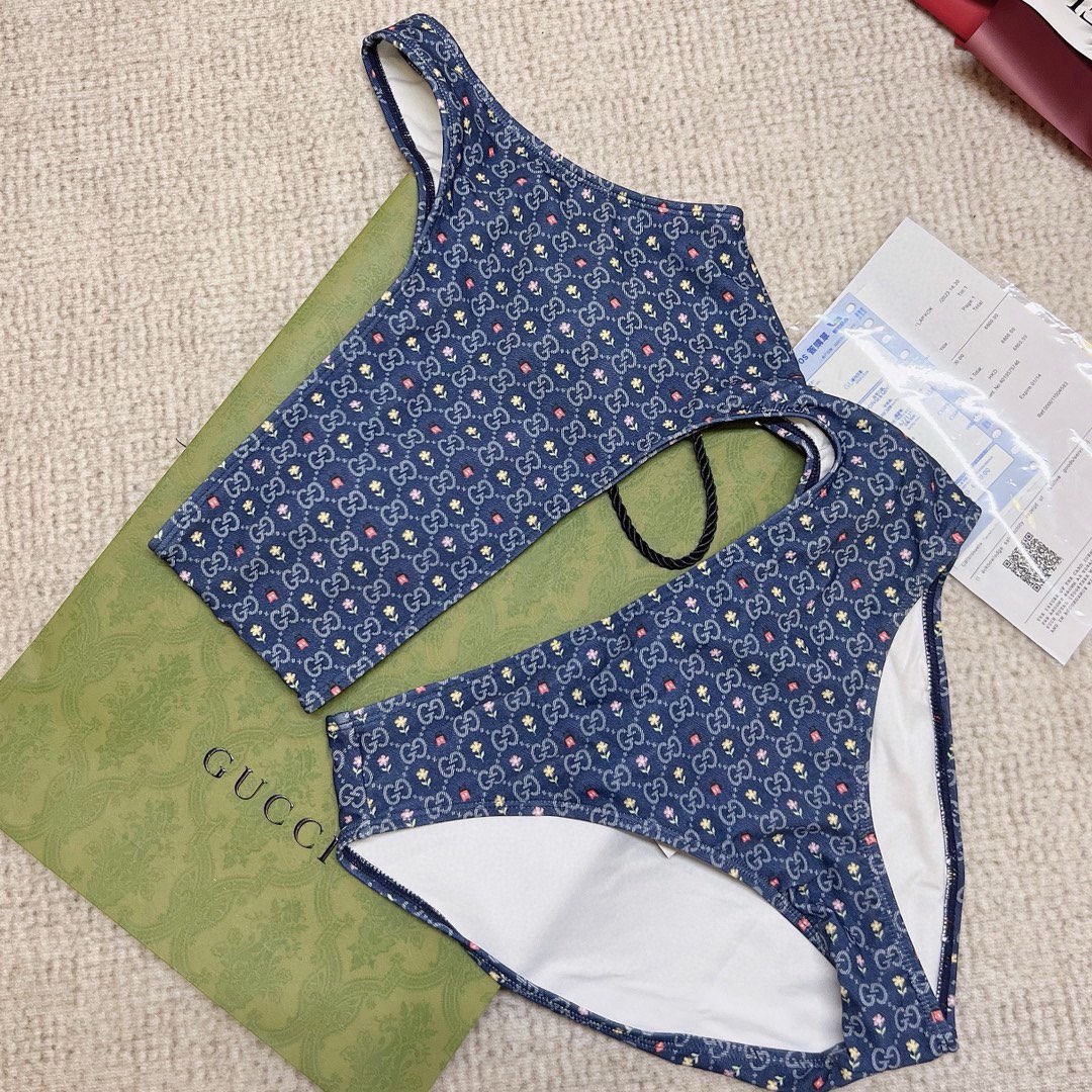  🆕
Gucci古奇 新款连体泳衣  😍🥰适合多种场景的游泳衣🏊‍♀️海边 游泳池 温泉 水上乐园 漂流