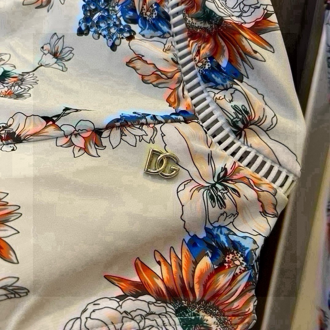  🆕
D&G杜嘉班纳2024年新款潜水服，小心机泳衣，个性十足，超显水蛇腰，出游必备SM L  XL