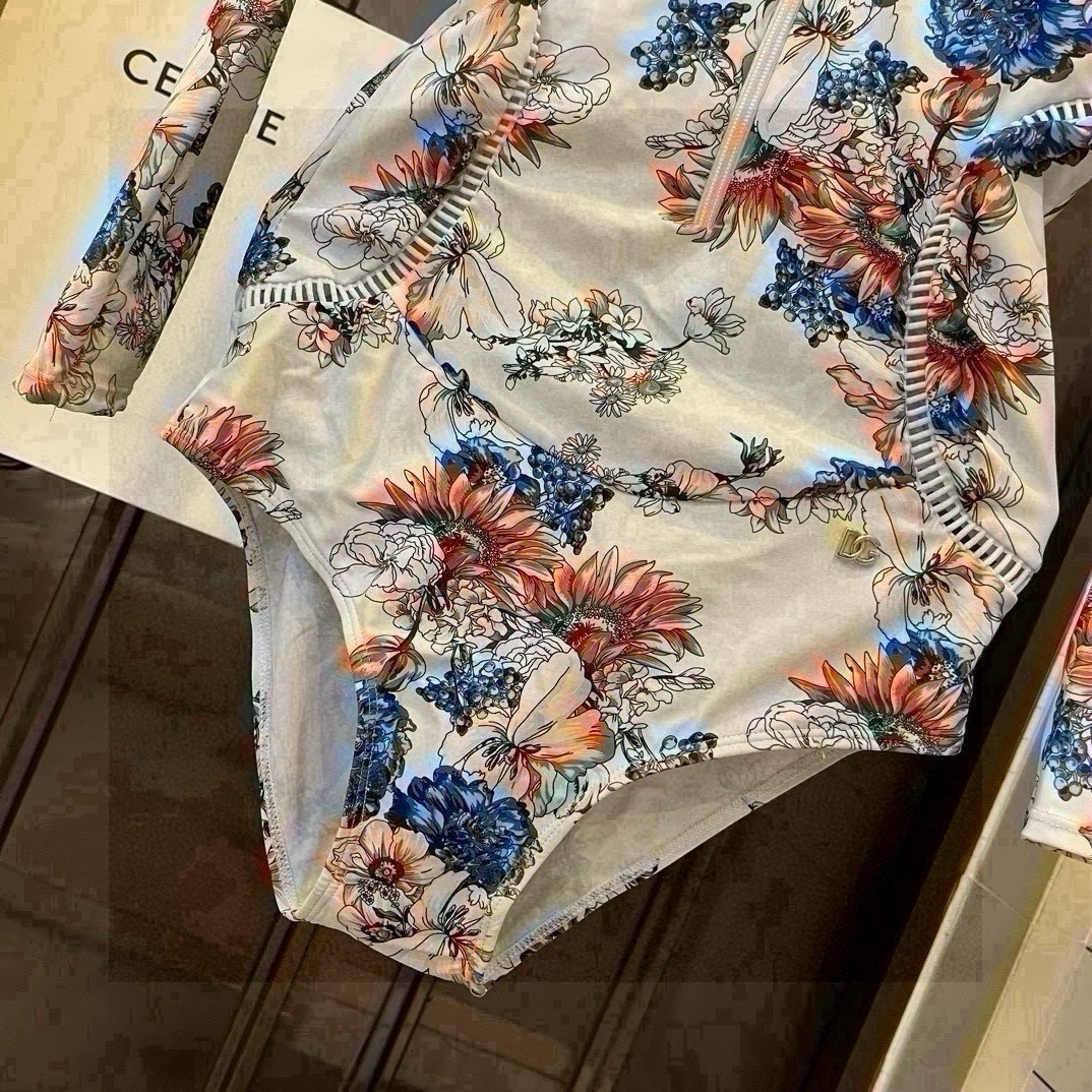  🆕
D&G杜嘉班纳2024年新款潜水服，小心机泳衣，个性十足，超显水蛇腰，出游必备SM L  XL