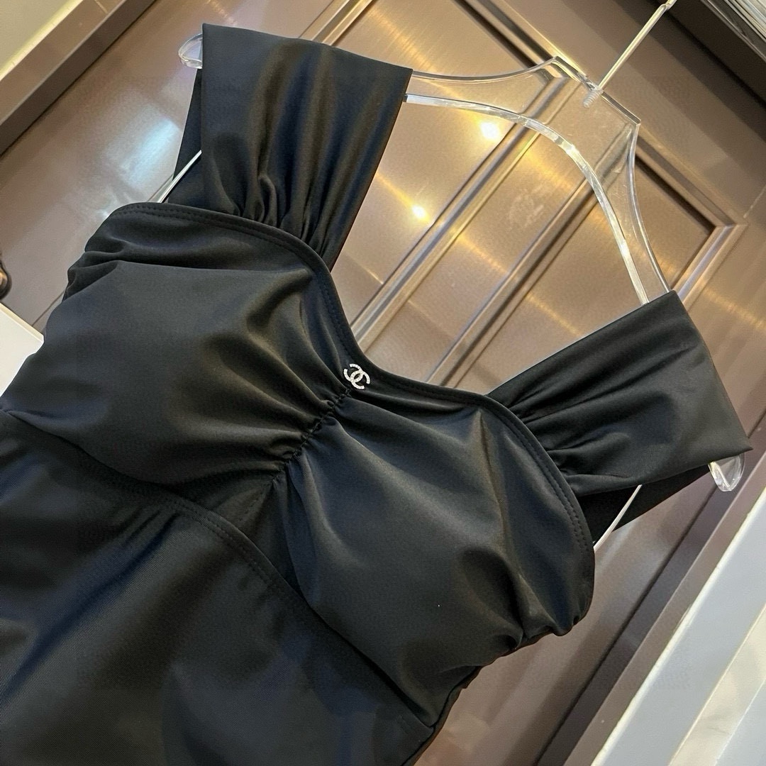  🆕

 Chanel香奈儿新款连体泳衣比基尼，官方款，S M L XL