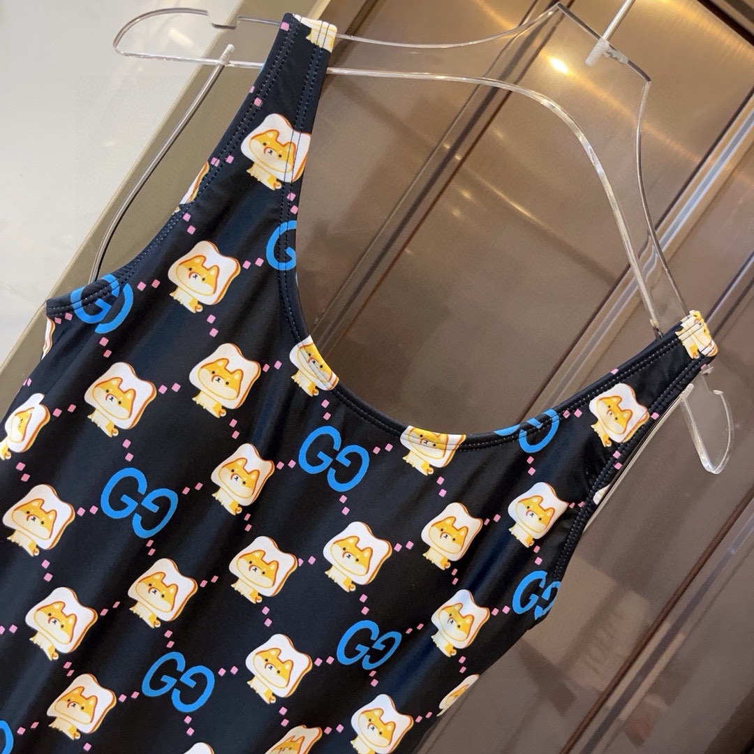  🆕
Gucci古奇新款连体泳衣  😍🥰适合多种场景的游泳衣🏊‍♀️海边 游泳池 温泉 水上乐园 漂流都