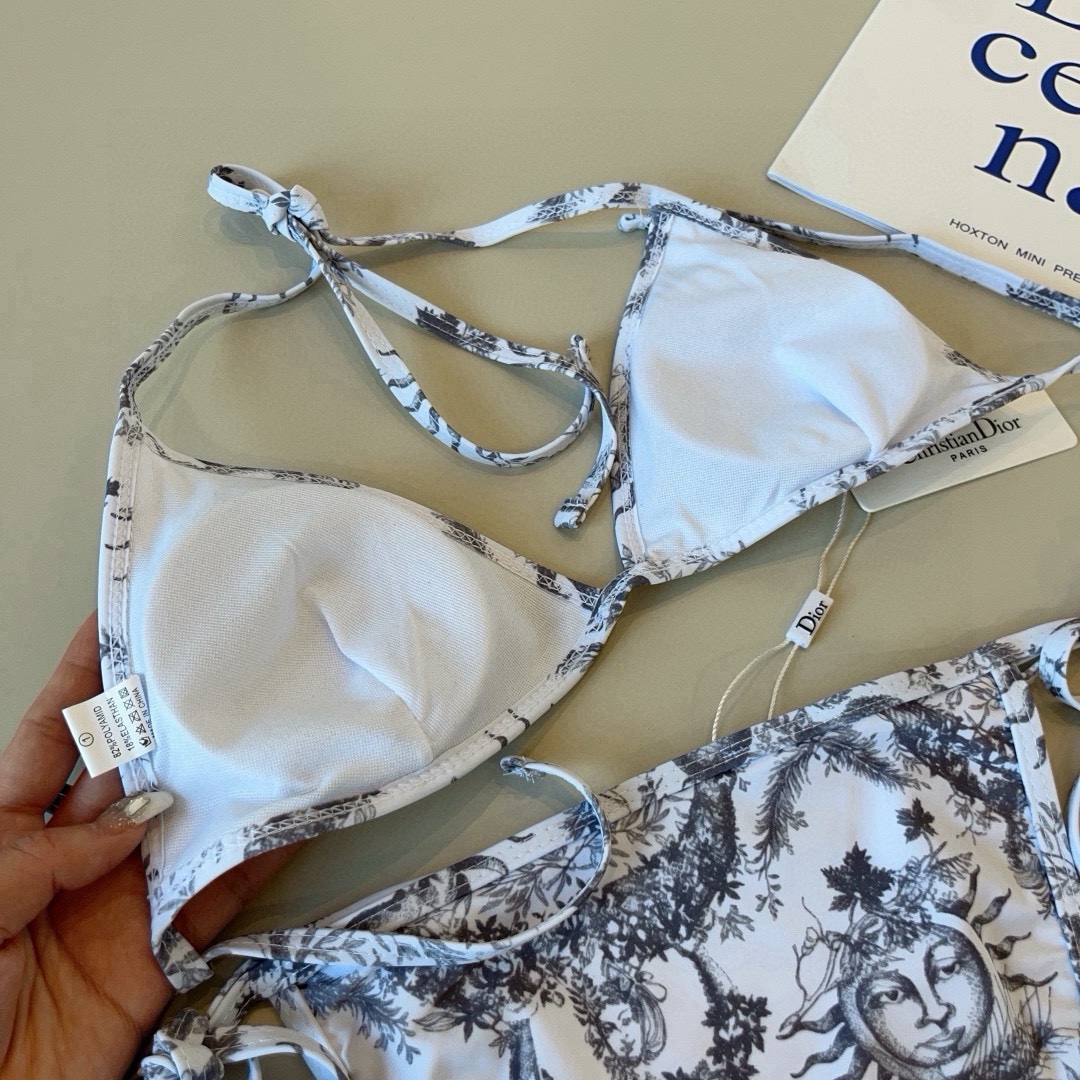 。
Dior迪奥 新款比基尼泳衣👙❤️😍🥰适合多种场景的游泳衣🏊‍♀️海边 游泳池 温泉 水上乐园 漂流