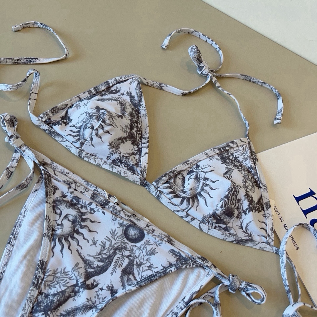 。
Dior迪奥 新款比基尼泳衣👙❤️😍🥰适合多种场景的游泳衣🏊‍♀️海边 游泳池 温泉 水上乐园 漂流