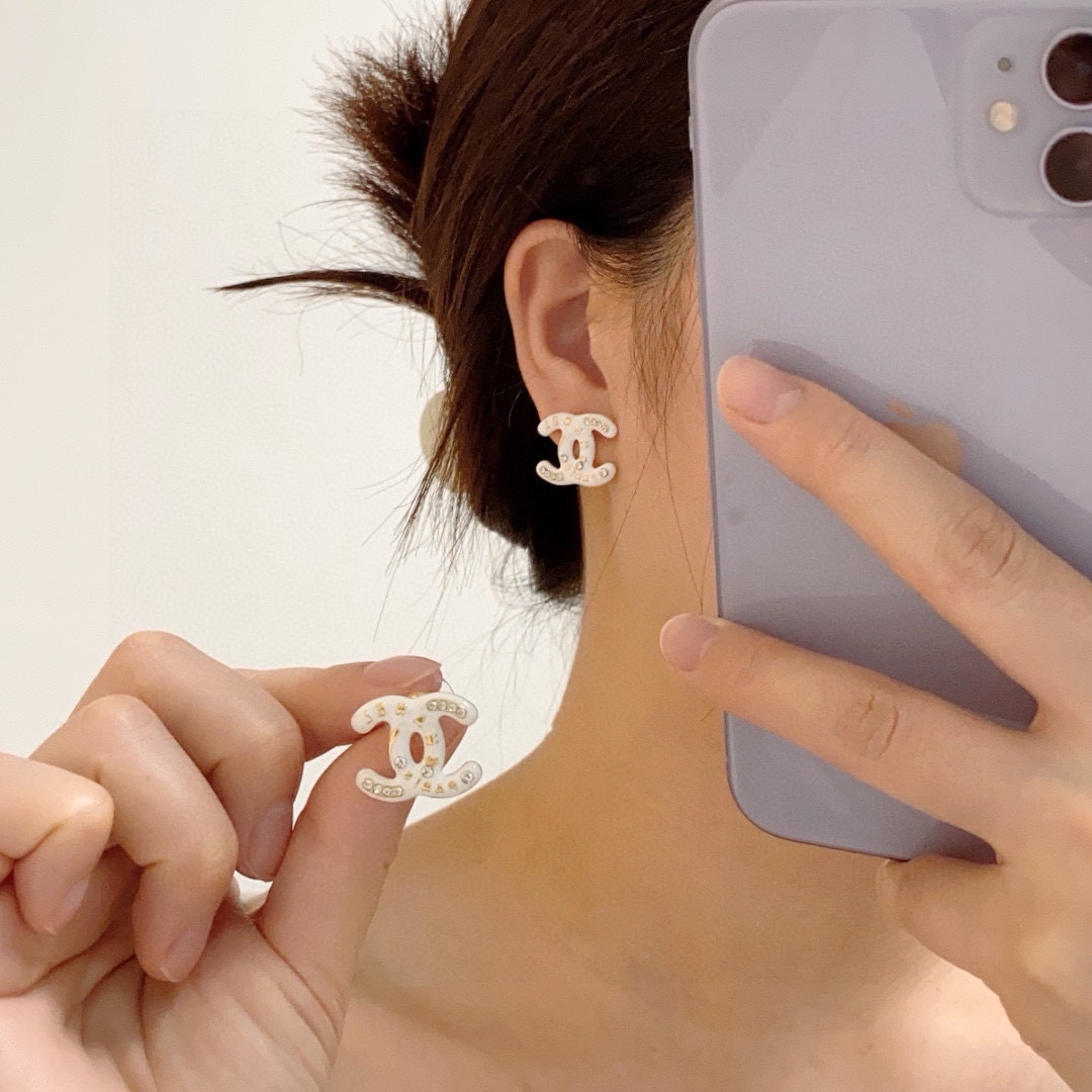 NO:380930,New Xiaoxiang Chanel white diamond-inlaid earrings, hot-selling models, synchronous counter, exquisite workmanship, heavy industry version, super fairy-like, super careful, no loopholes, comparable to zp, buy it, earning earrings, jewelry quality, chanel, earrings19860909新款小香chanel白色镶钻耳钉 热销款 同步专柜 做工精致细腻 重工版本 超级仙女唯美的一款 超级细心无漏洞 媲美zp 买到就是赚到 耳环,饰品精品,chanel,earrings,Jewelry
