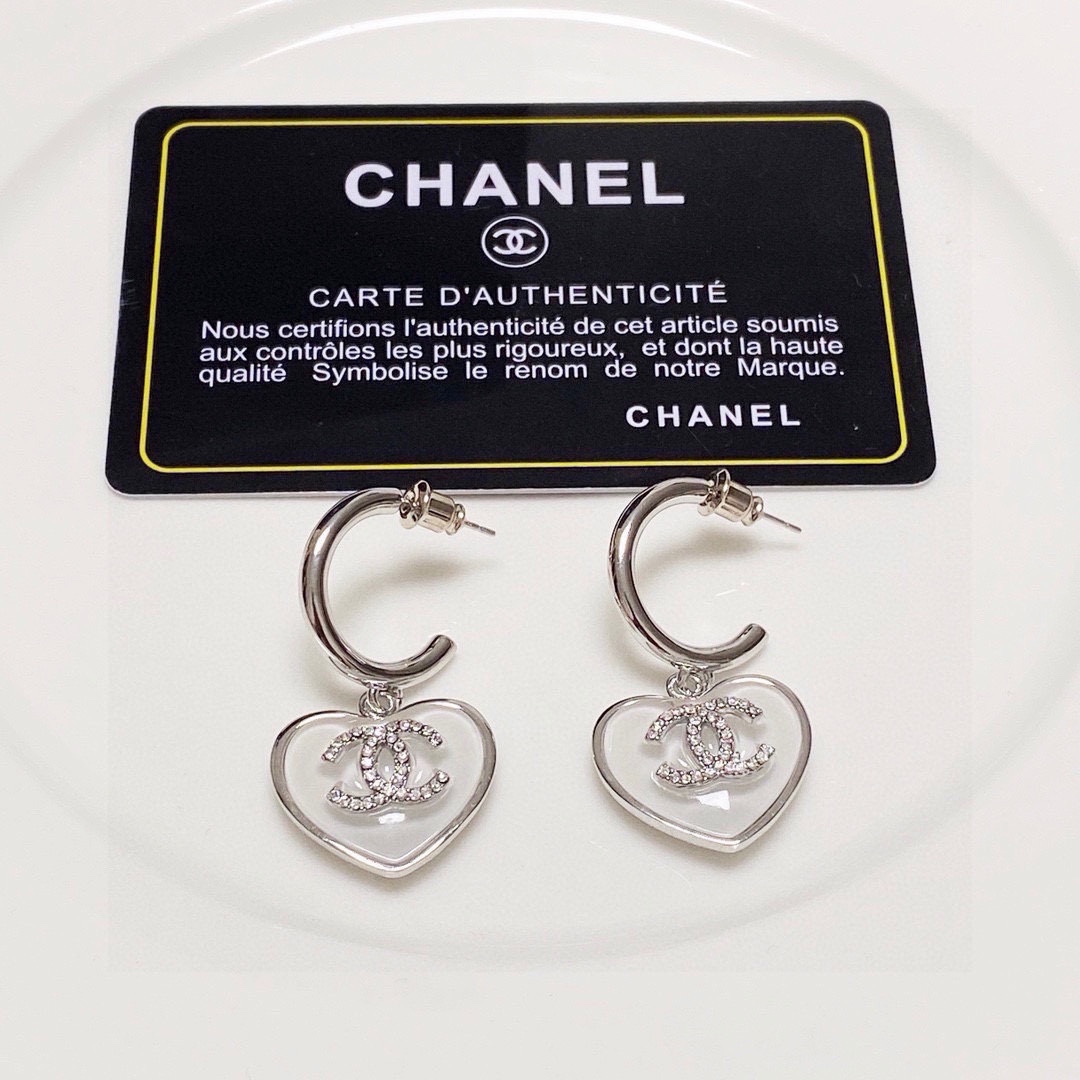 ❤️85包邮/原单代购级别
Chanel 🇫🇷香奈儿经典水晶桃心💗双C耳钉 这款随意搭配都是非常好看百搭时尚单品 🎁日常款 很修饰脸型 很上档次的 很优雅气质 香香的耳钉实在是太精致了、淑女大气 真的🥰🥰🥰       黄铜材质 9.25银针💙